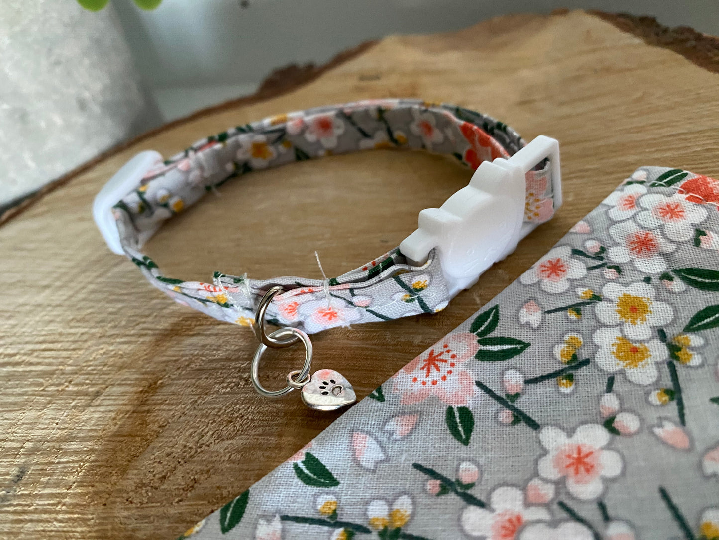 Collier Anti Etranglement Fait Main avec Bandana Assorti - gris et fleurs orange