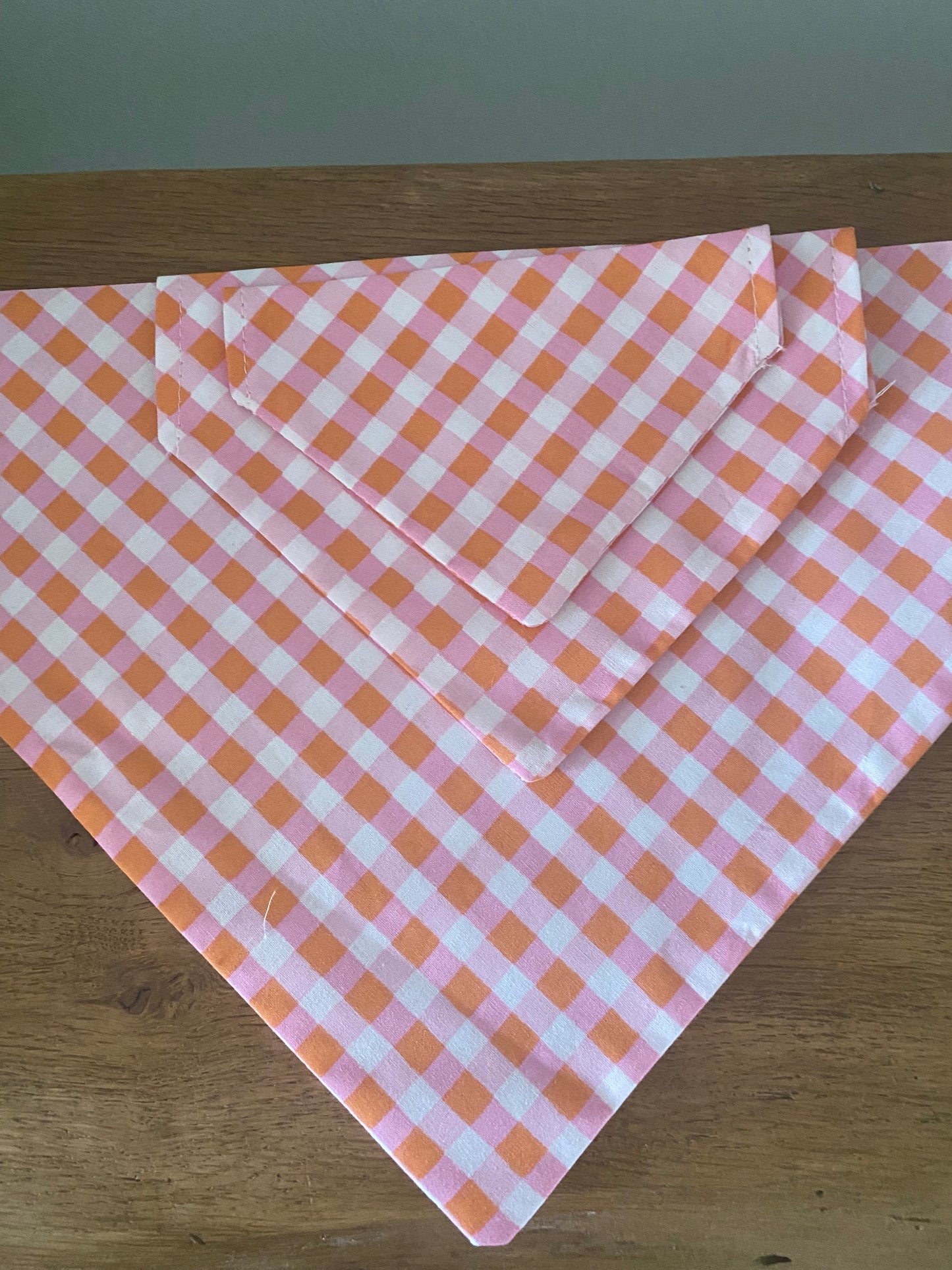 Le Bandana Parfait pour Votre Chien carreaux orange et rose
