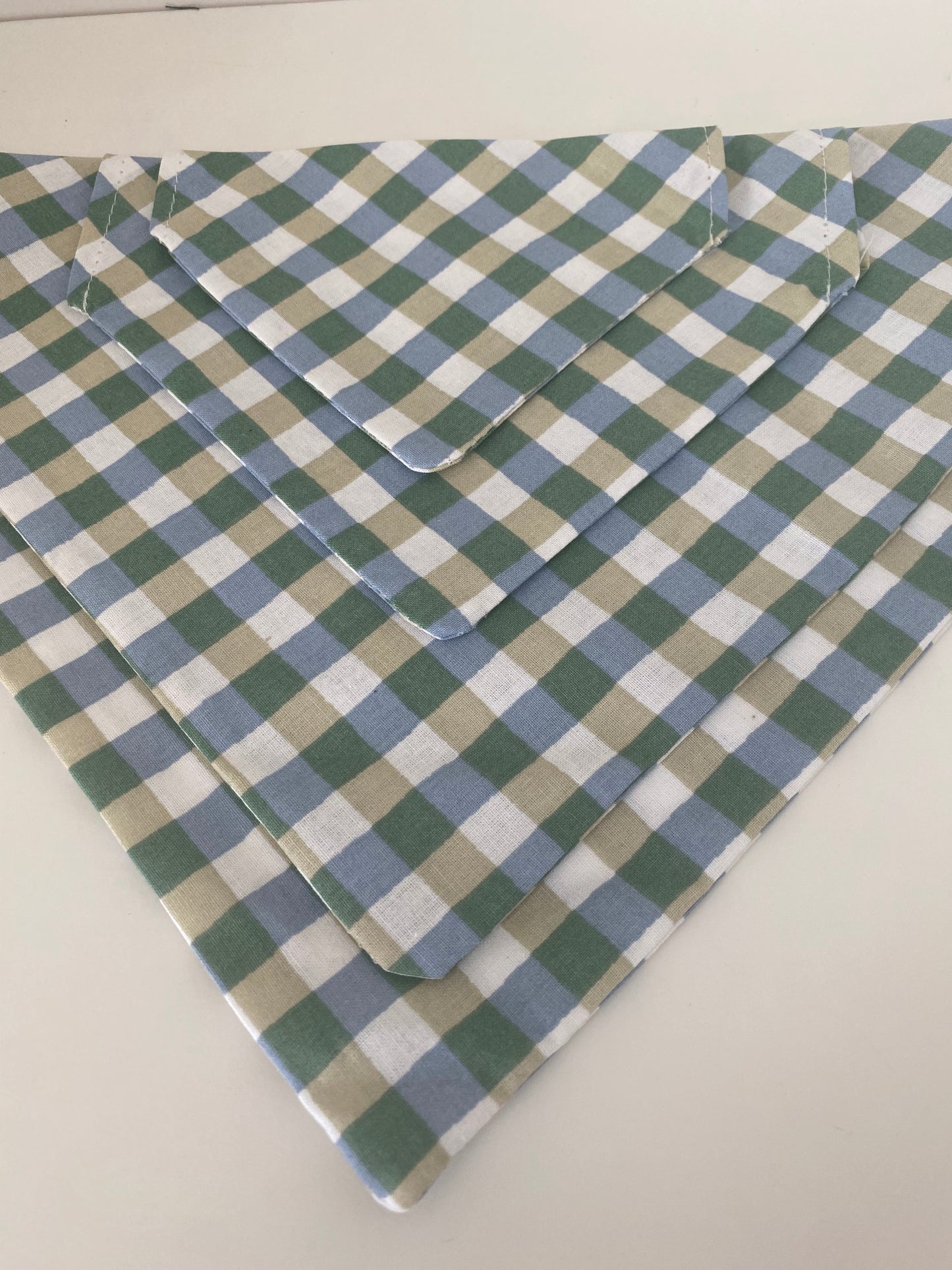 Le Bandana Parfait pour Votre Chien carreaux bleu et vert