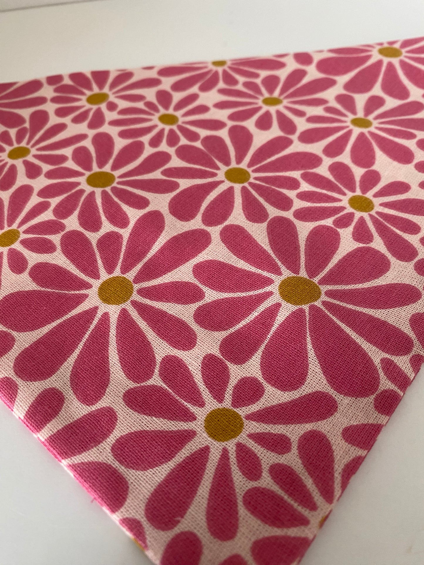 Le Bandana Parfait pour Votre Chien rose a fleurs
