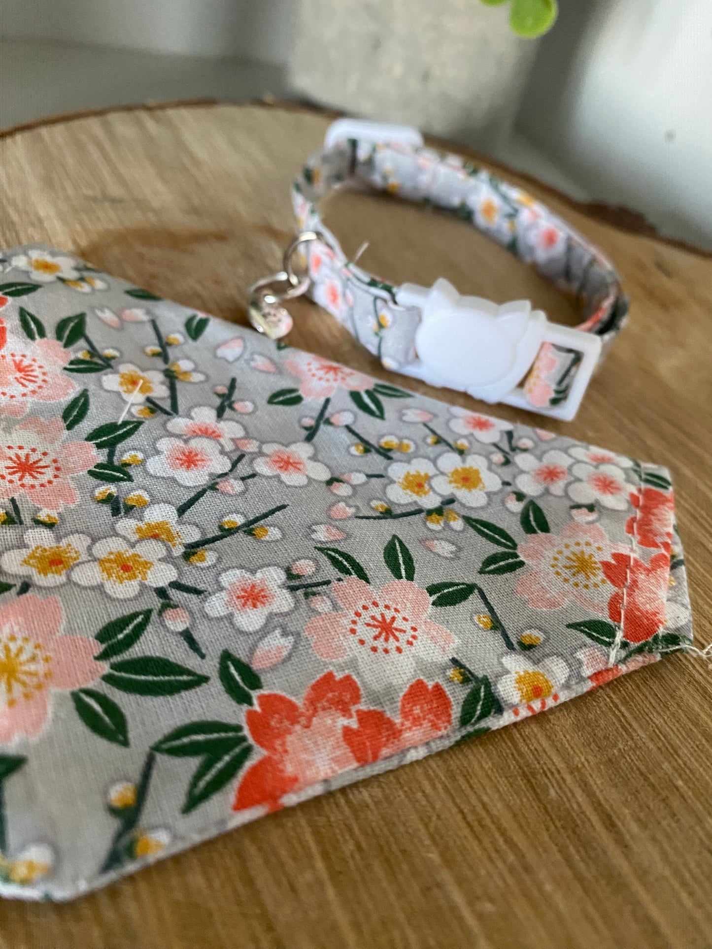 Collier Anti Etranglement Fait Main avec Bandana Assorti - gris et fleurs orange