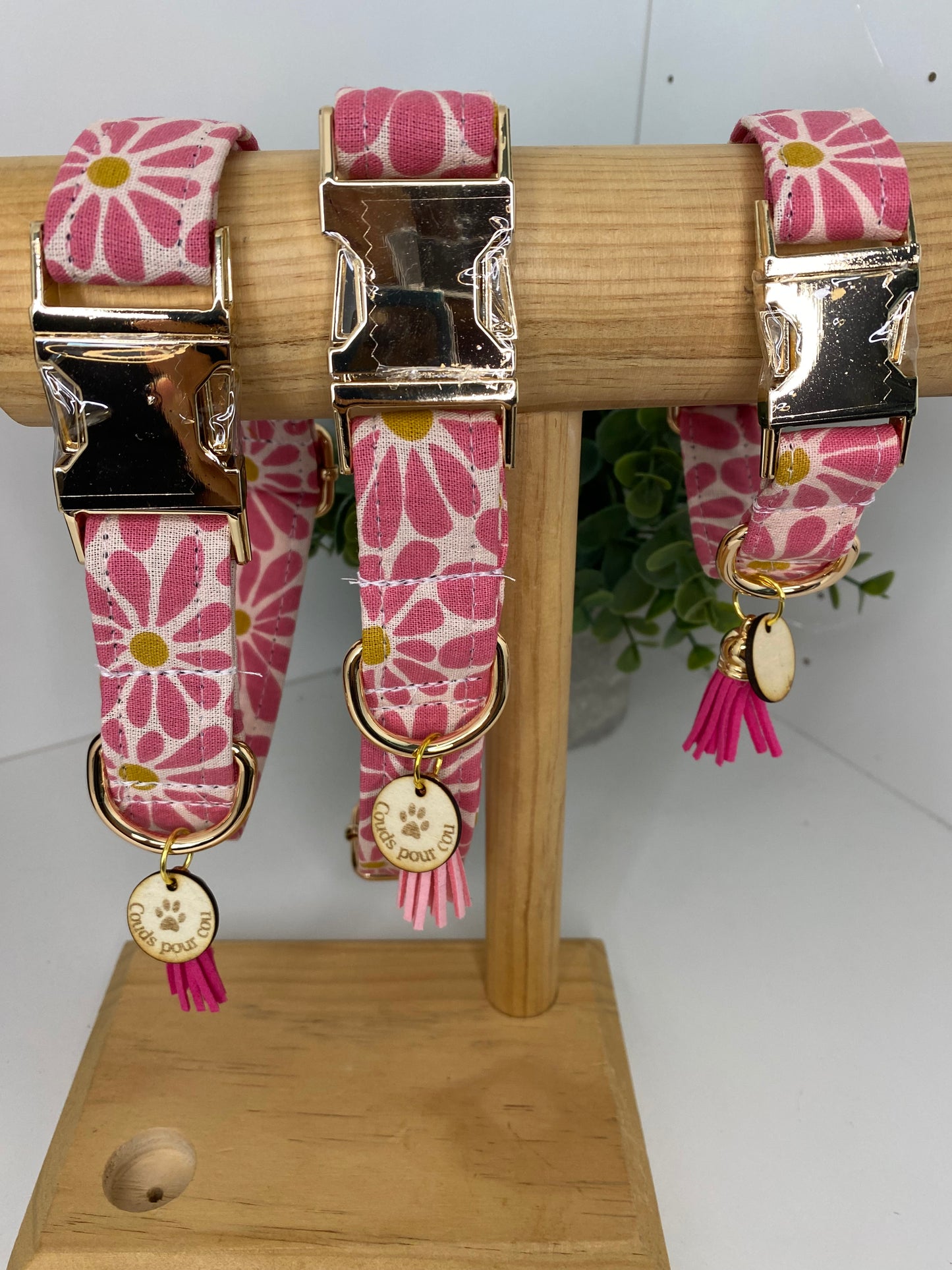 Collier pour chien en tissu – marguerites roses