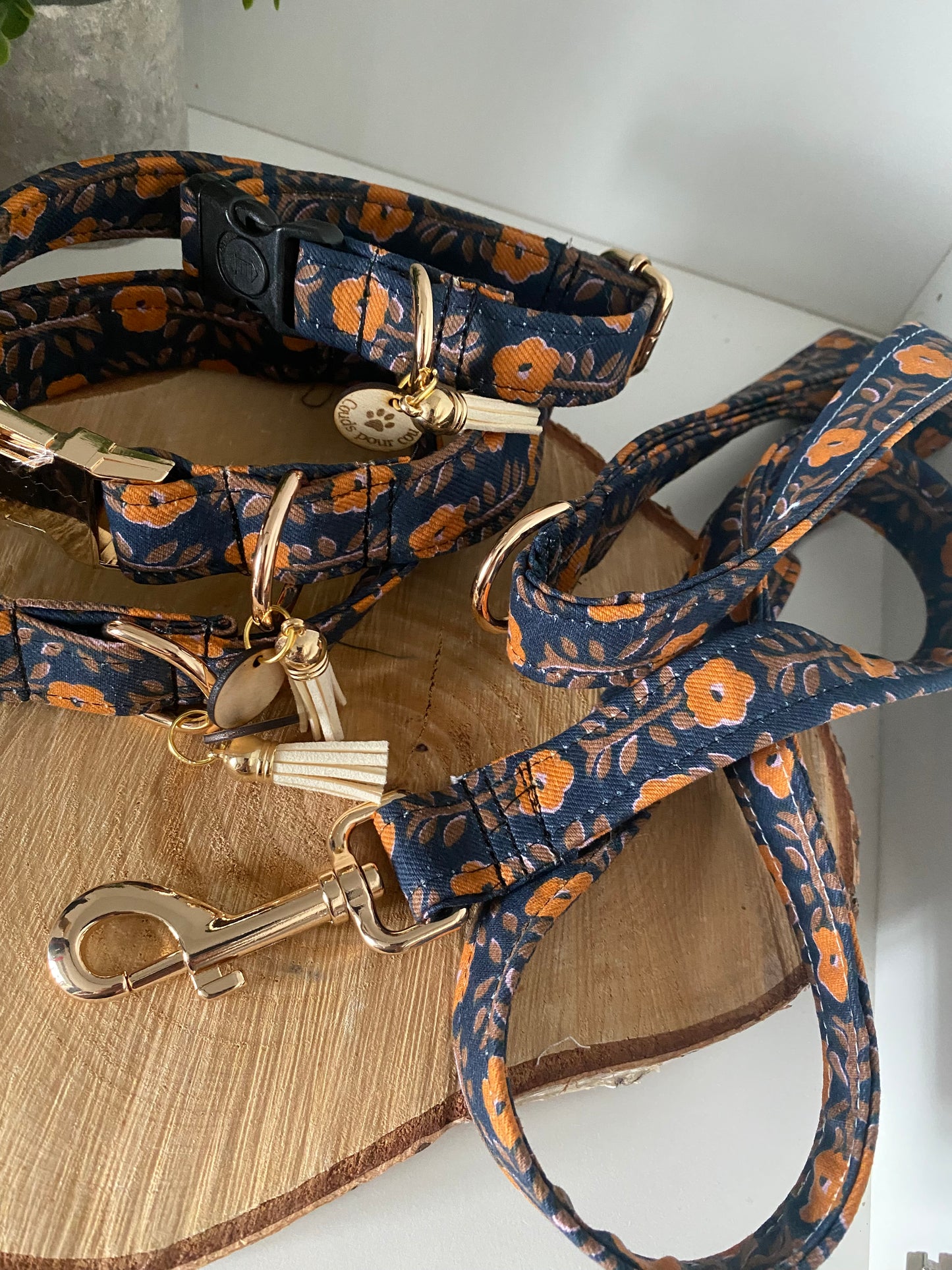 Collier pour chien en tissu “Indien Bleu Marine et Fleurs Orange” – Réglable & personnalisable