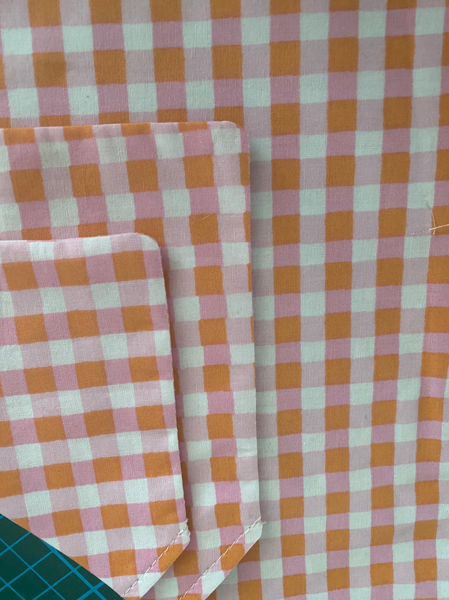 Le Bandana Parfait pour Votre Chien carreaux orange et rose