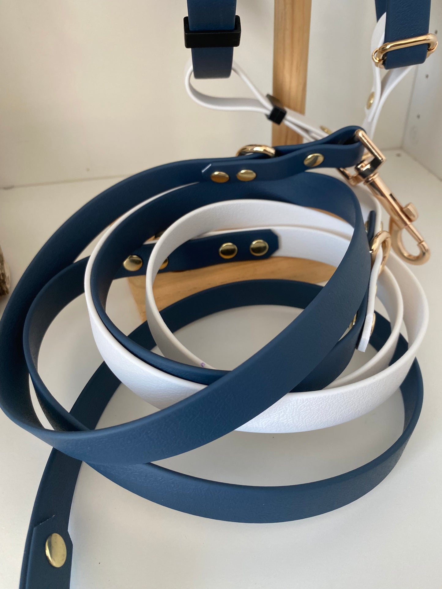 Harnais en H ajustable et imperméable pour chien -marine et blanc