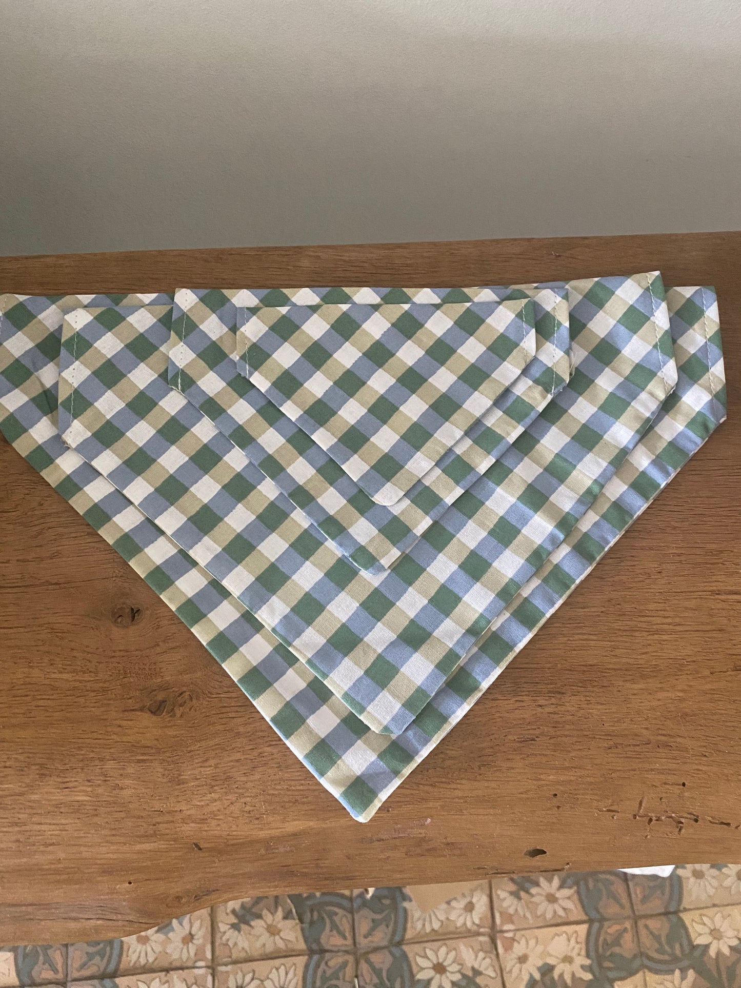 Le Bandana Parfait pour Votre Chien carreaux bleu et vert