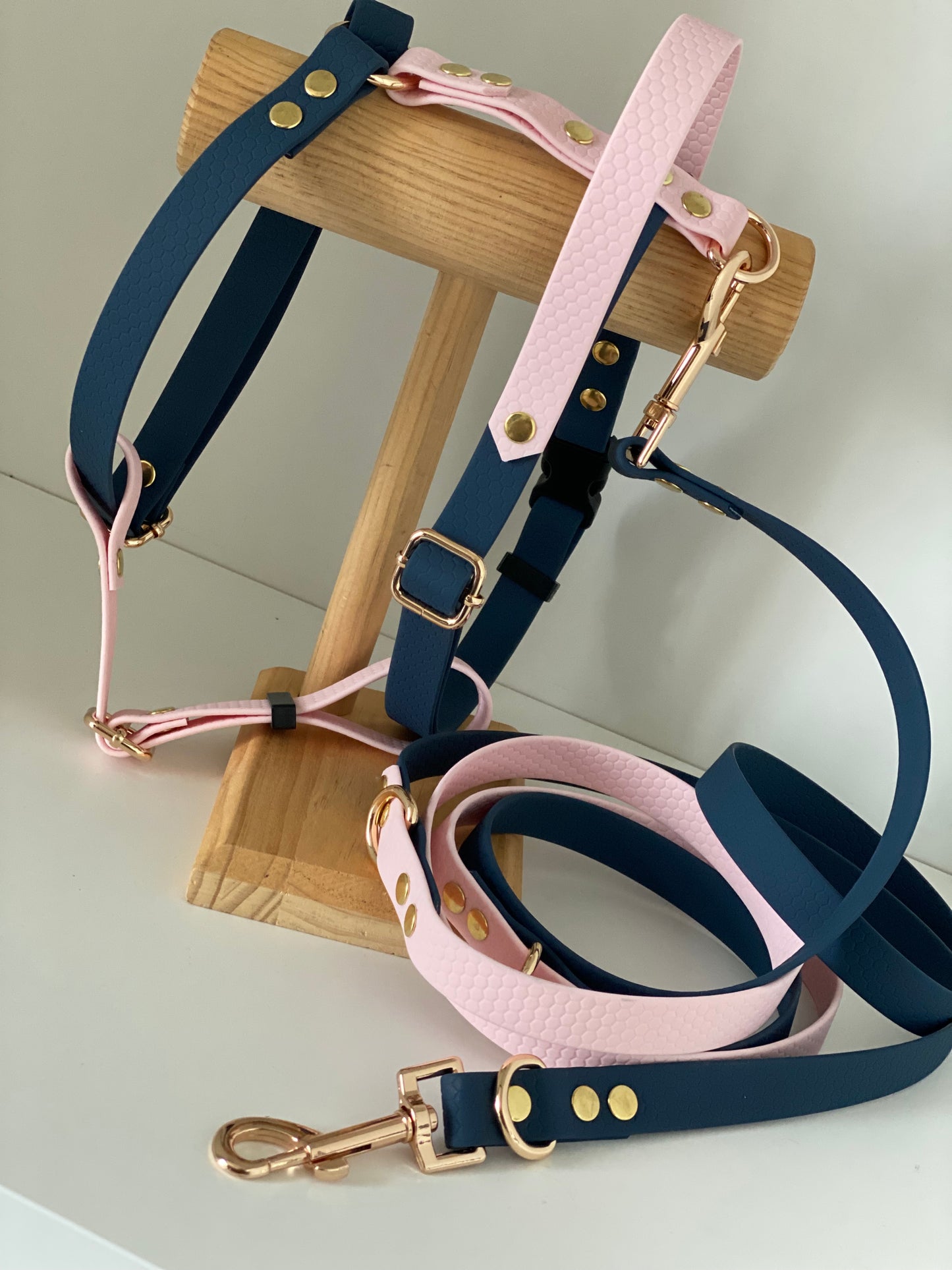 Harnais en H ajustable et imperméable pour chien - rose et marine