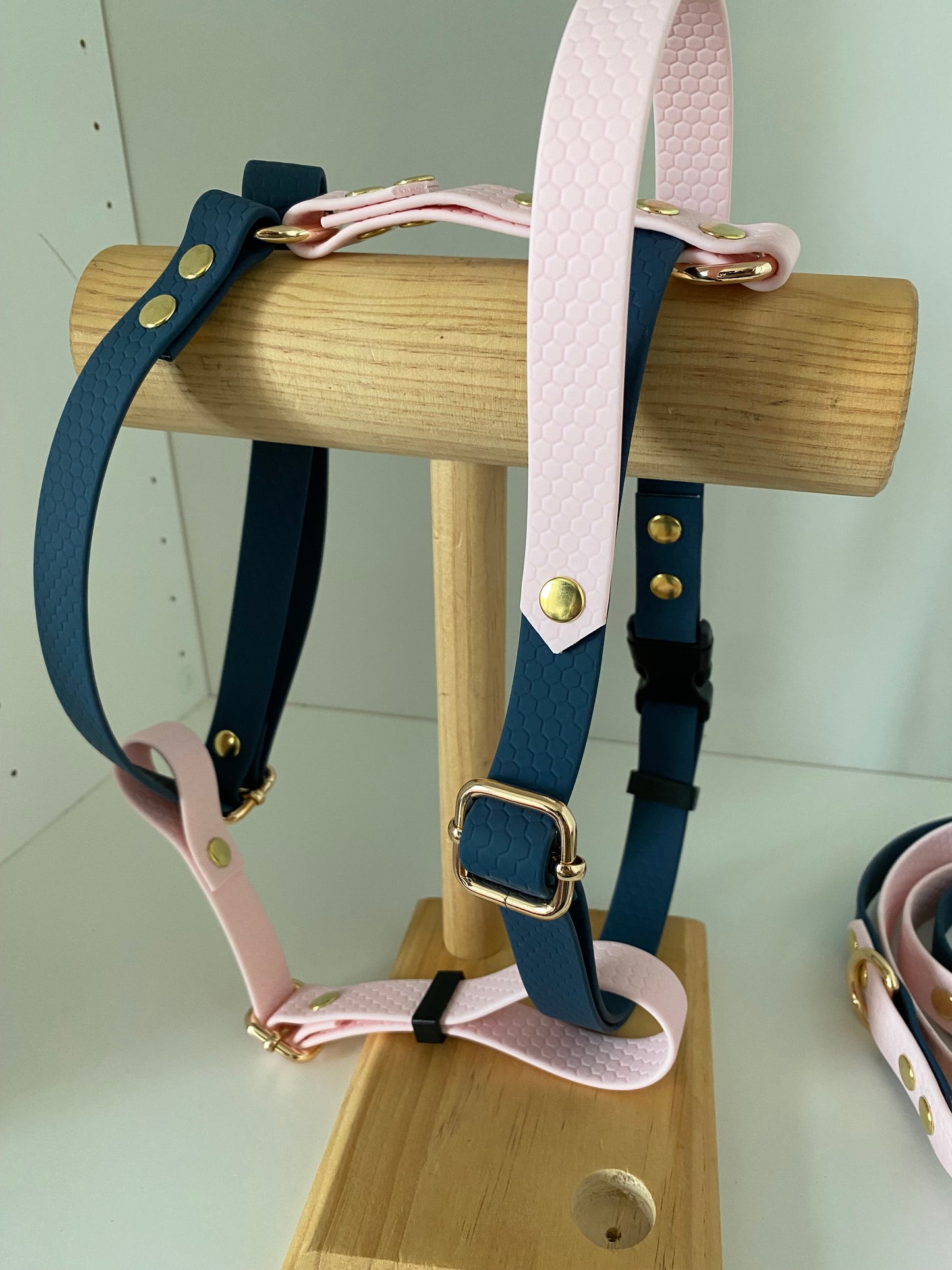 Harnais en H ajustable et imperméable pour chien - rose et marine