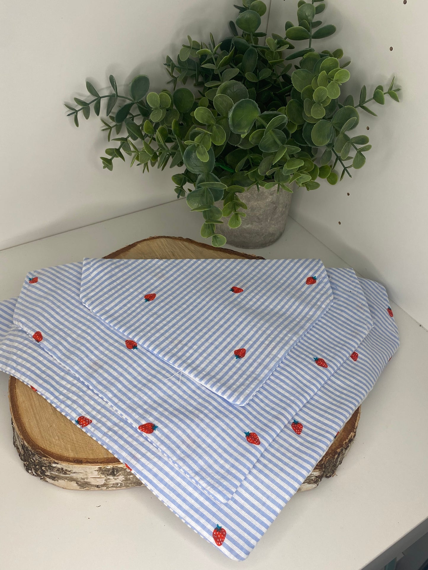 Bandana pour chien fait main – Rayures bleu et blanc et fraises rouges