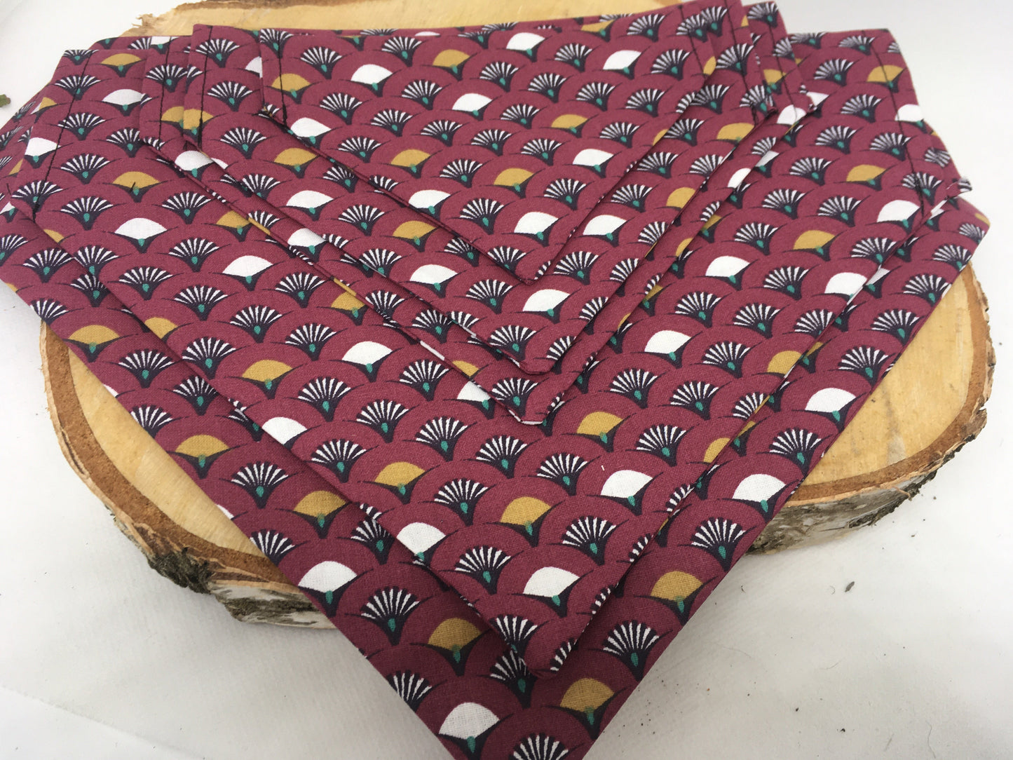 Le Bandana Parfait pour Votre Chien collection éventail bordeaux