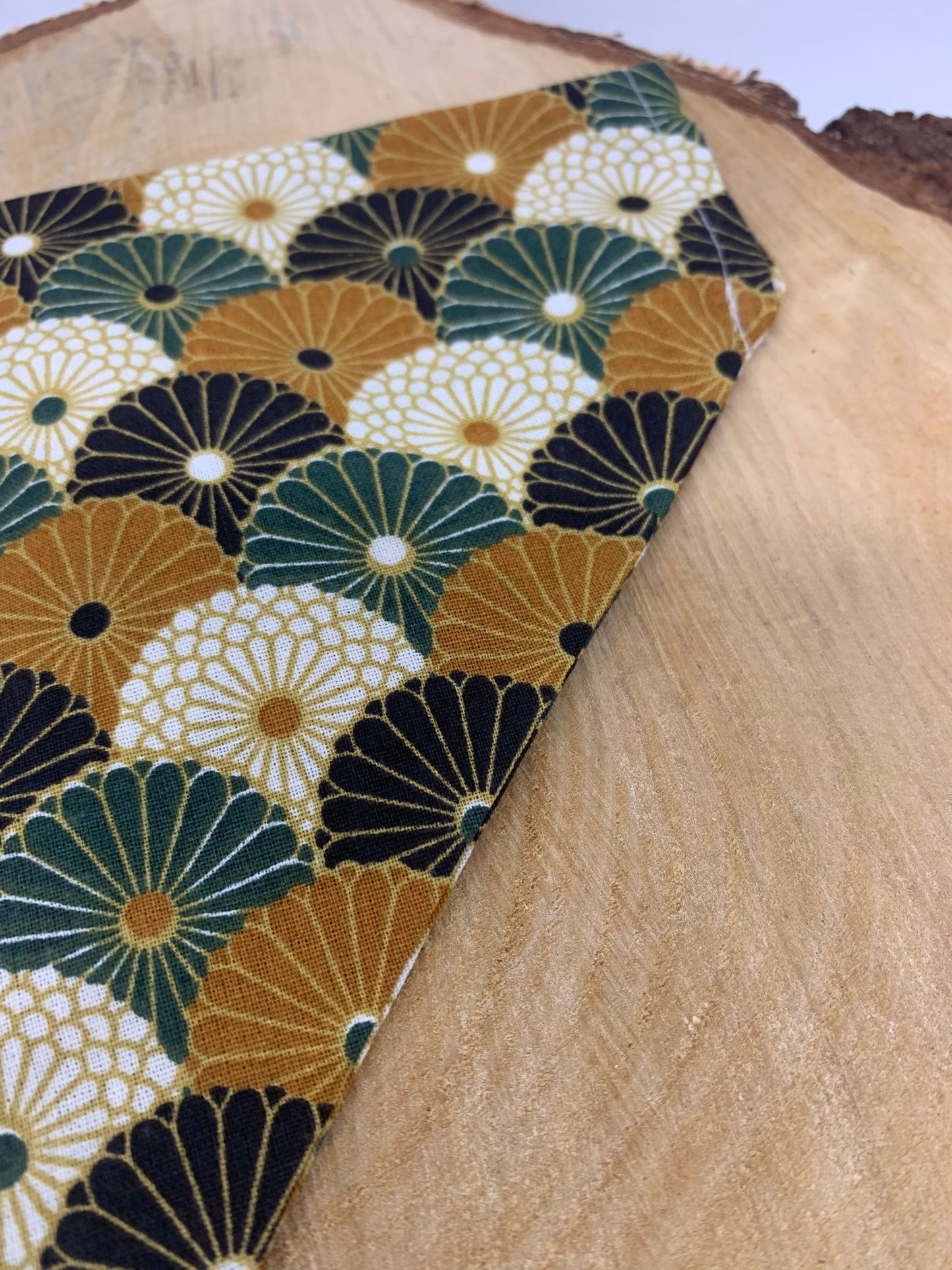 Le Bandana Parfait pour Votre Chien collection éventail vert et moutarde