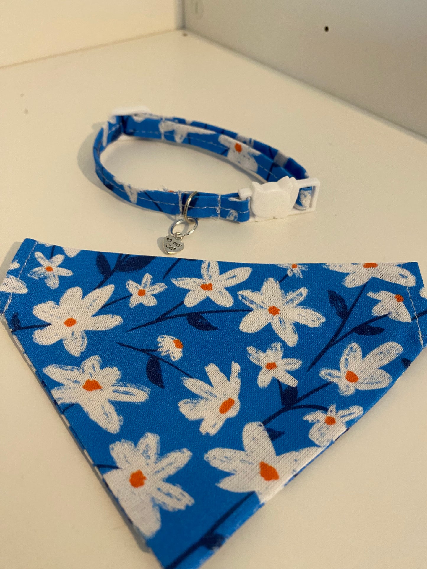 Collier Anti Etranglement Fait Main avec Bandana Assorti - fleurs peintes