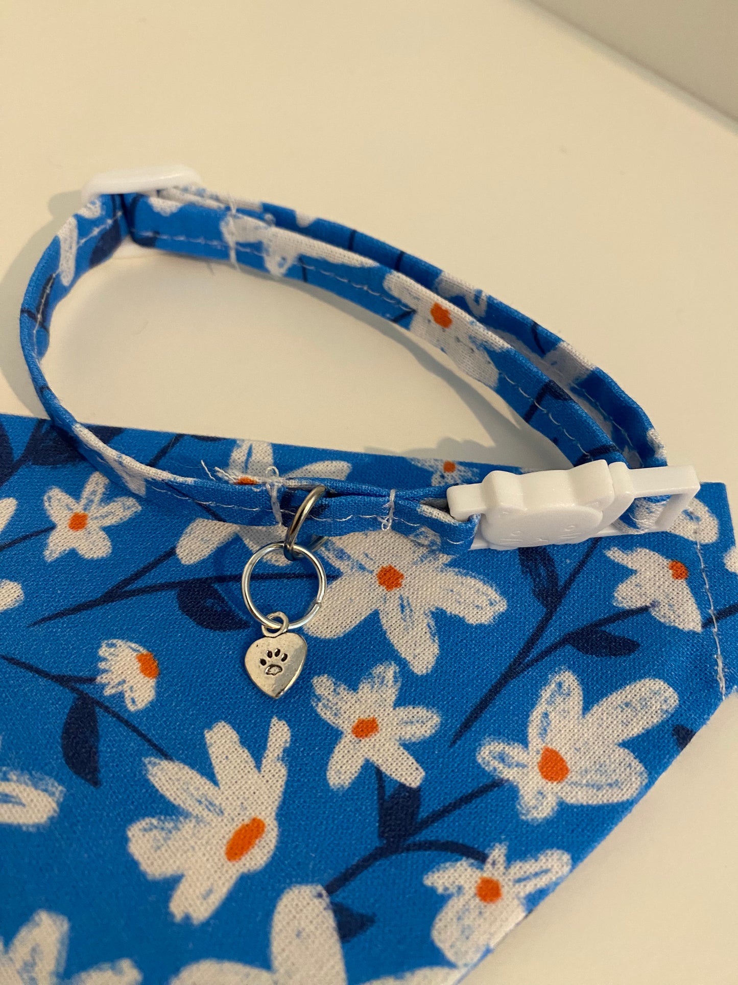 Collier Anti Etranglement Fait Main avec Bandana Assorti - fleurs peintes