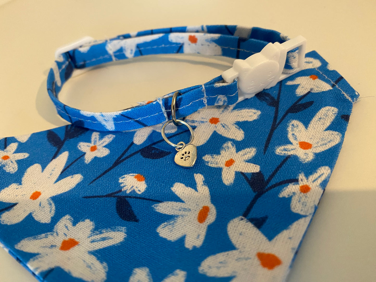 Collier Anti Etranglement Fait Main avec Bandana Assorti - fleurs peintes