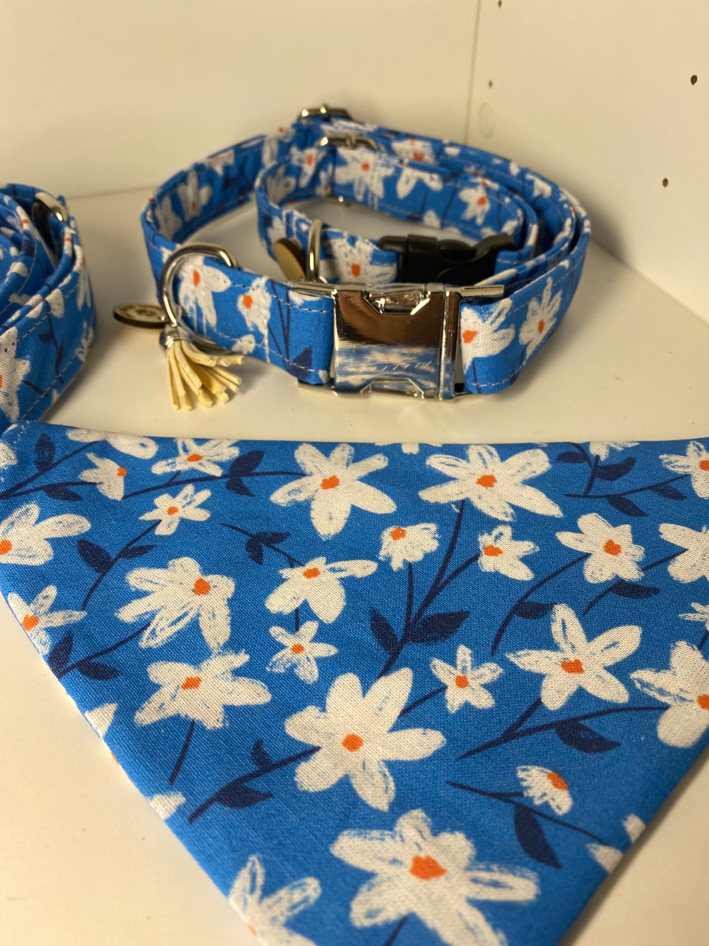 Le Bandana Parfait pour Votre Chien | Style et Confort Réunis | Plusieurs Tailles fleurs peintes