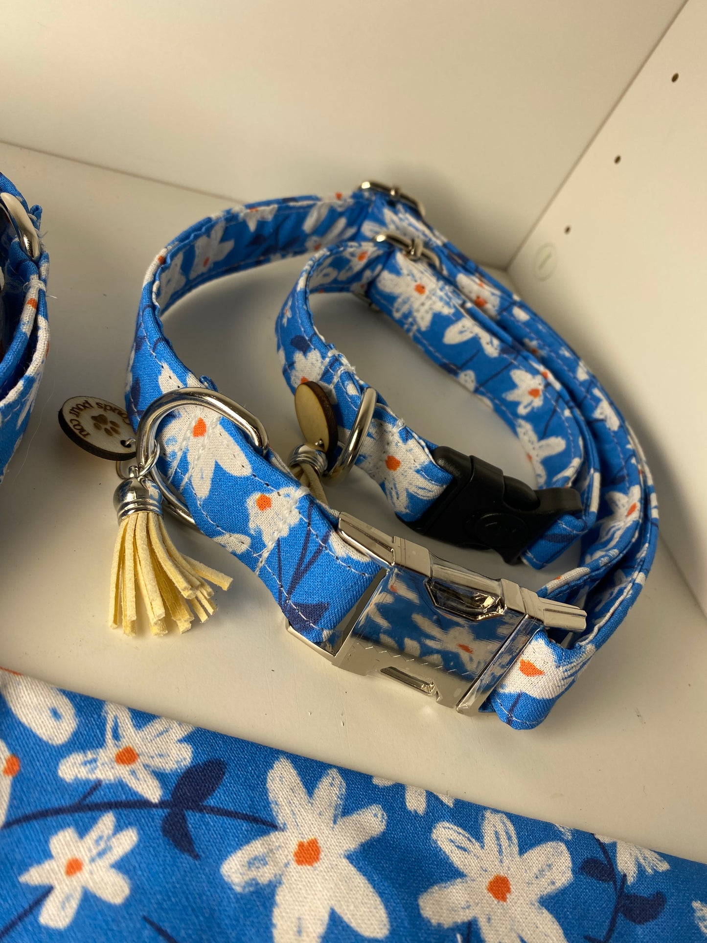 Collier en tissu et sangle pour chien – Réglable et personnalisable fleurs peintes
