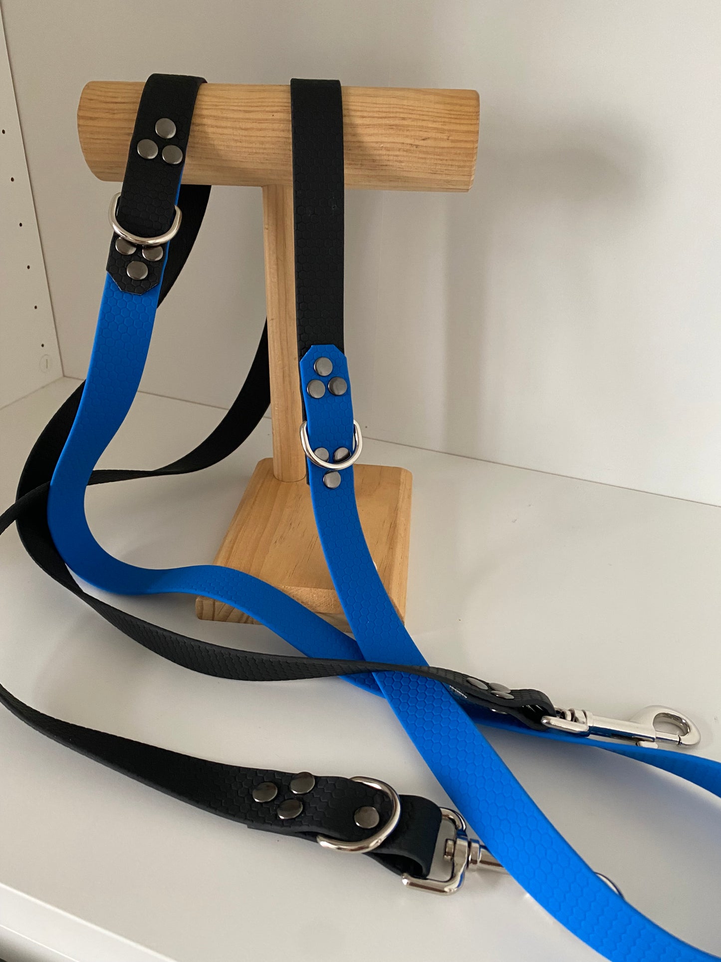 Laisse Mains Libres en Hexa Souple Noir - bleu électrique