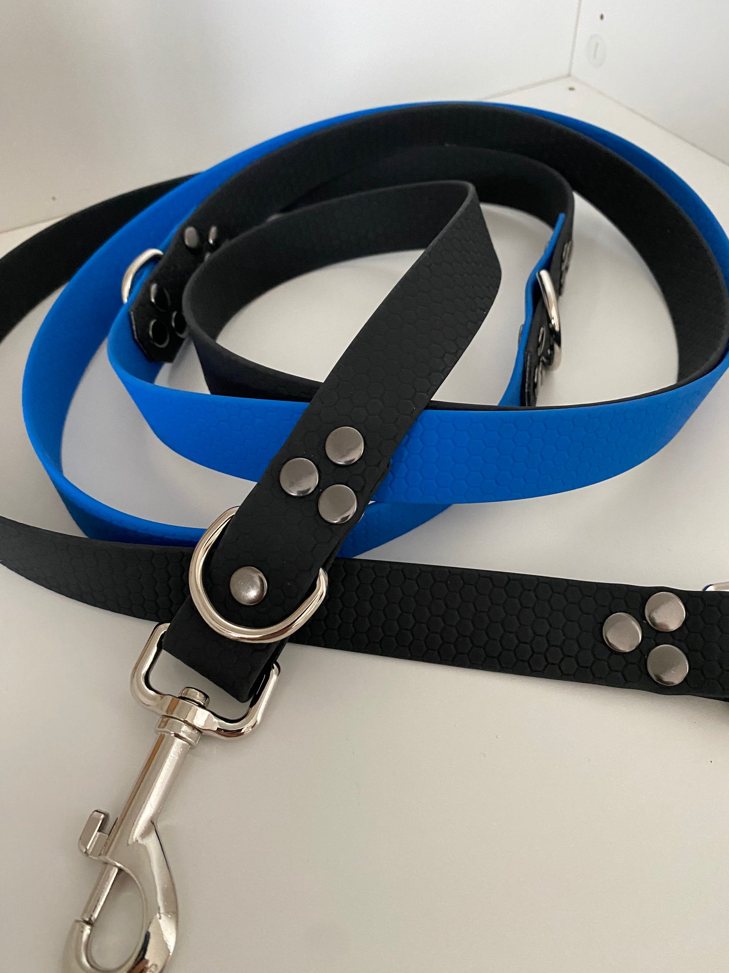 Laisse Mains Libres en Hexa Souple Noir - bleu électrique
