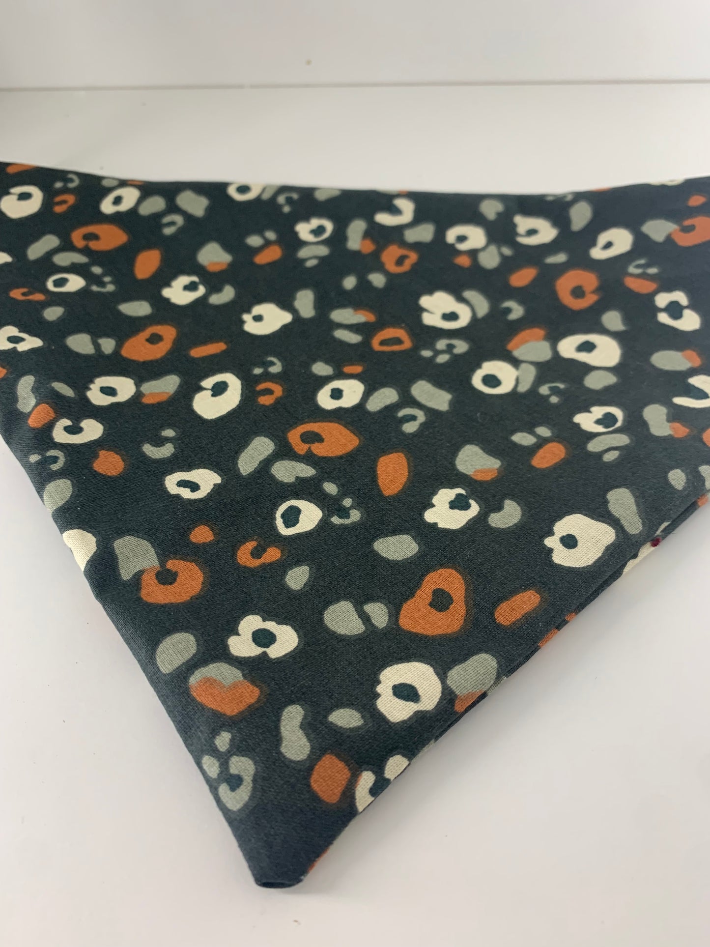 Le Bandana Parfait pour Votre Chien | Style et Confort Réunis | Plusieurs Tailles collection opium