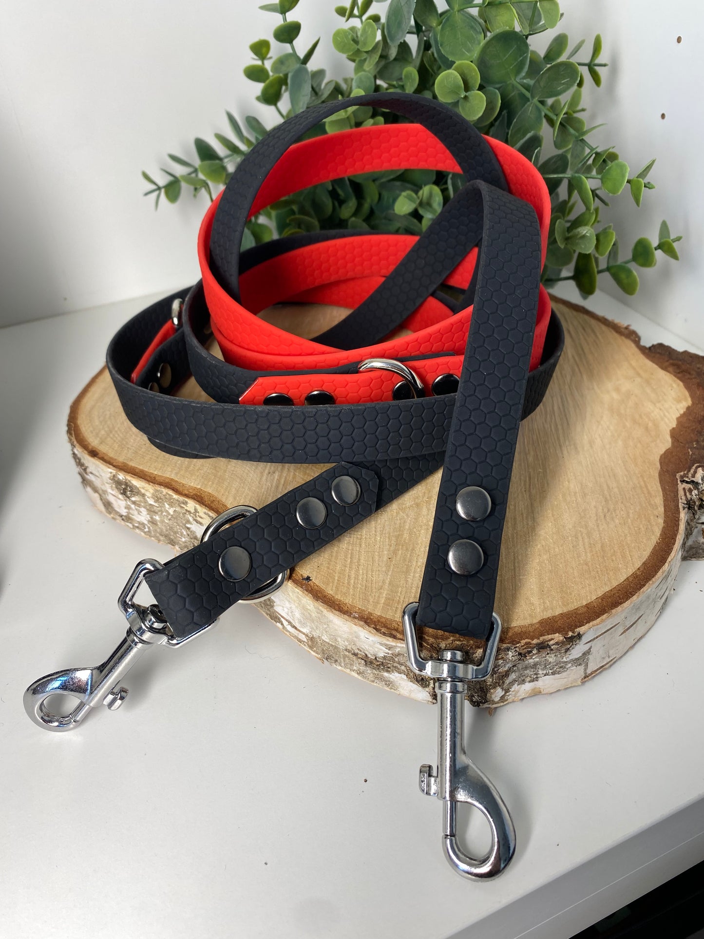 Laisse Mains Libres en Hexa Souple noir et rouge