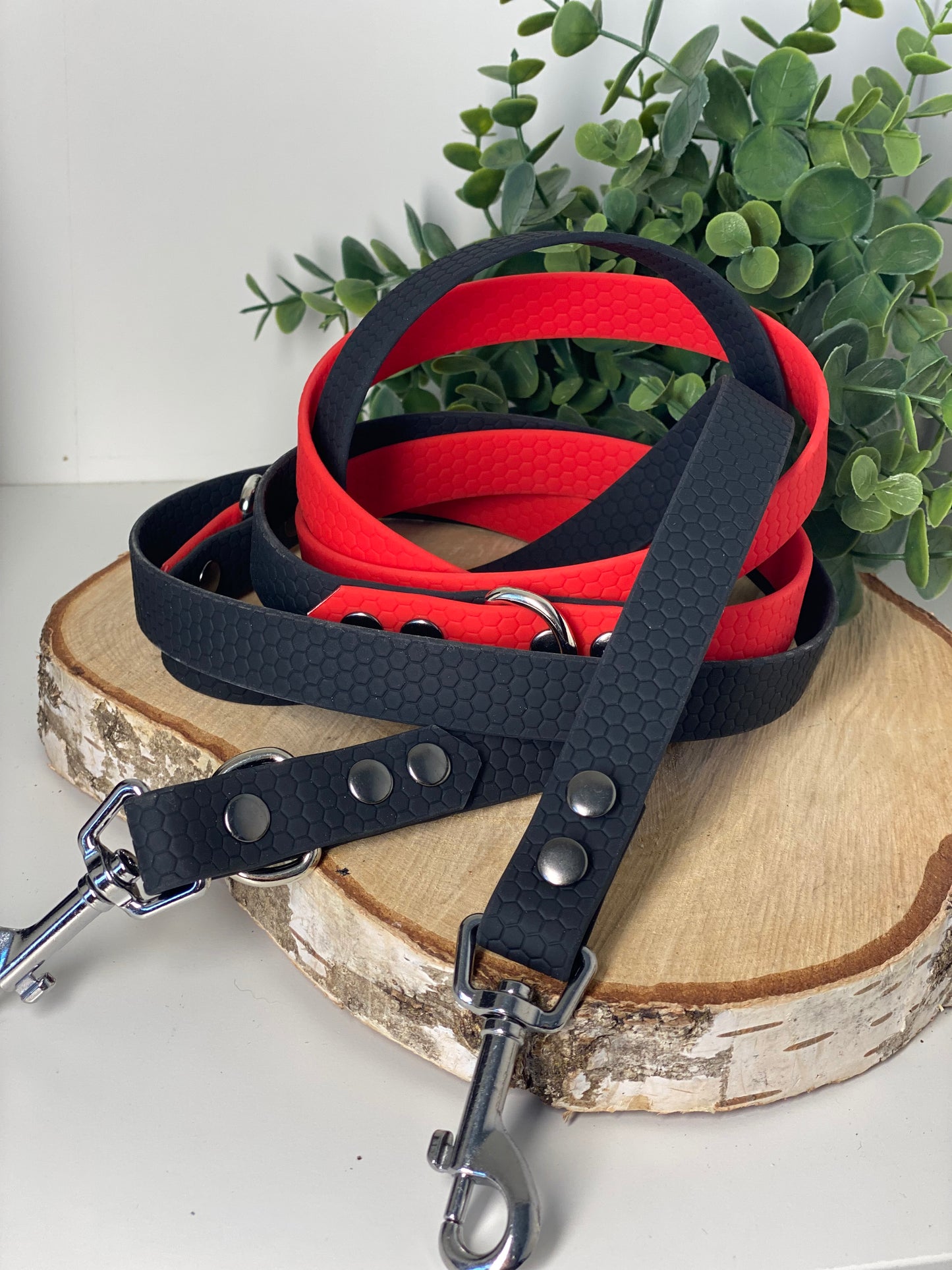 Laisse Mains Libres en Hexa Souple noir et rouge