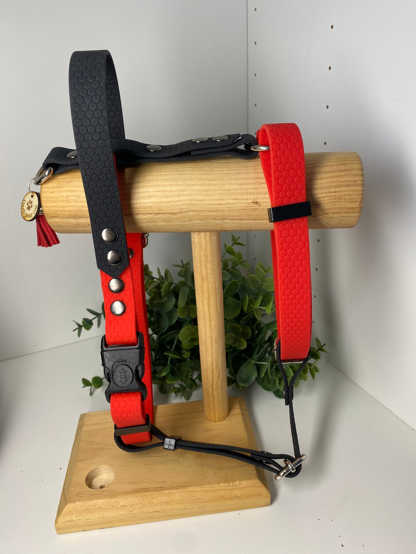 Harnais en H ajustable et imperméable pour chien - noir et rouge