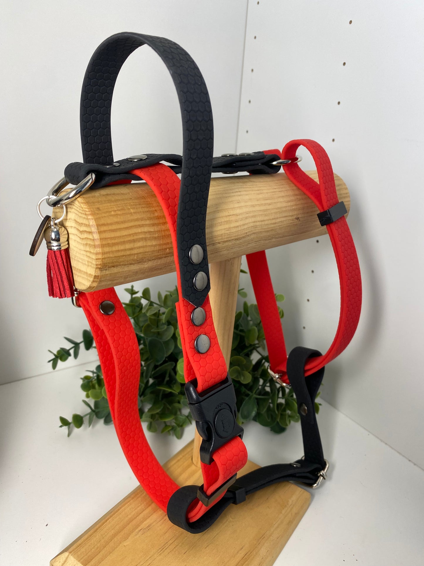 Harnais en H ajustable et imperméable pour chien - noir et rouge
