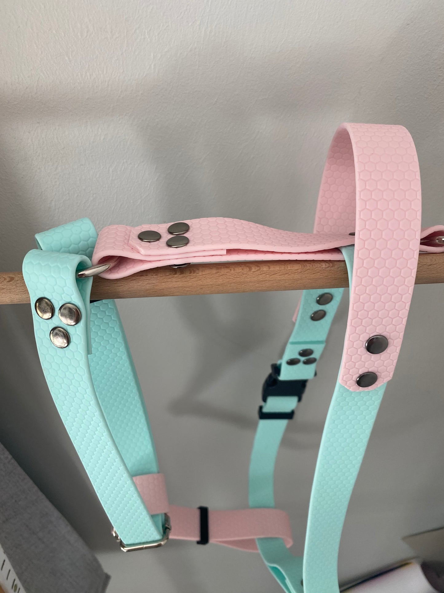 Harnais en H ajustable et imperméable pour chien -rose pale et bleu ciel