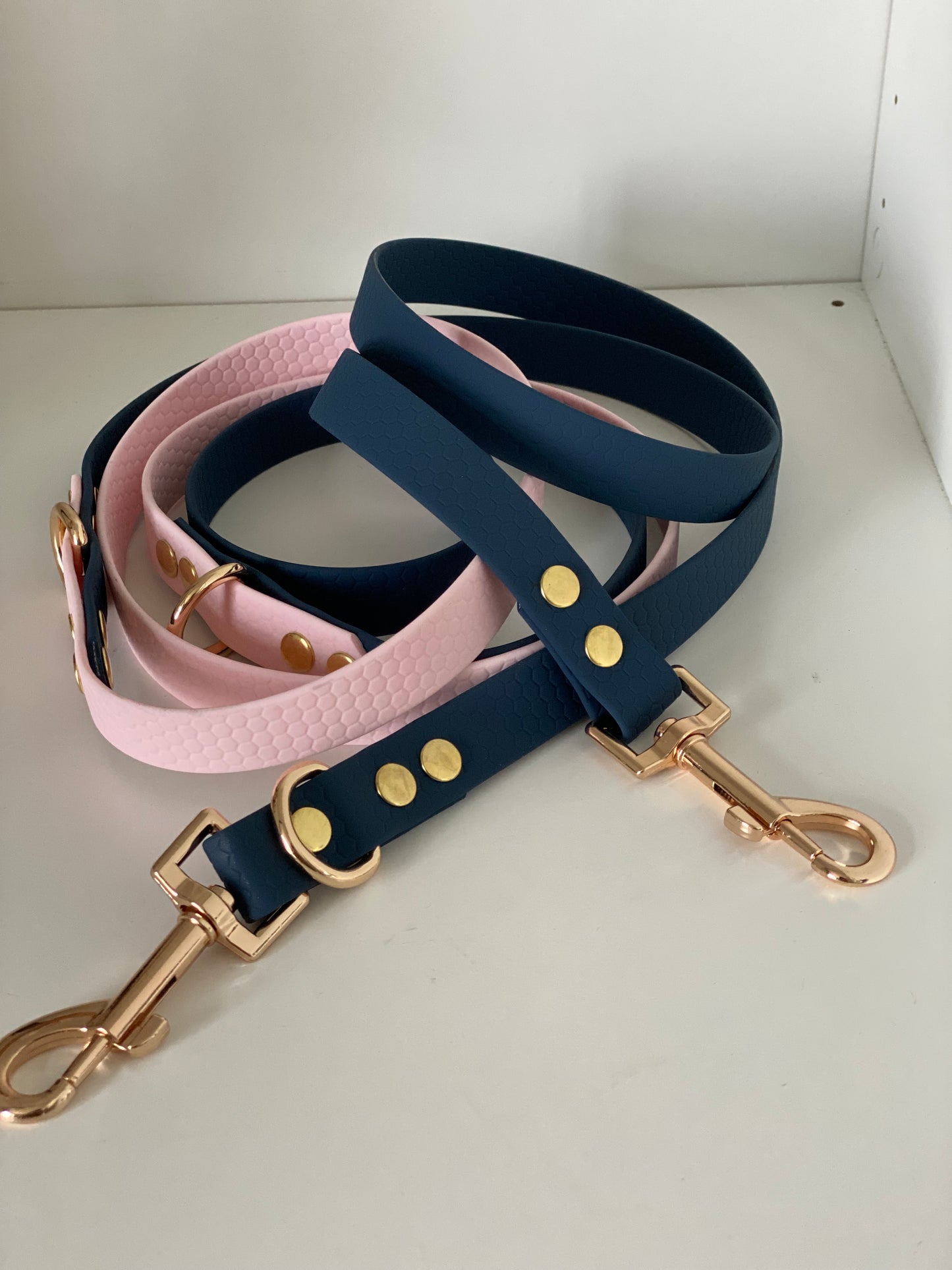 Laisse Mains Libres en Hexa Souple rose pale et bleu marine