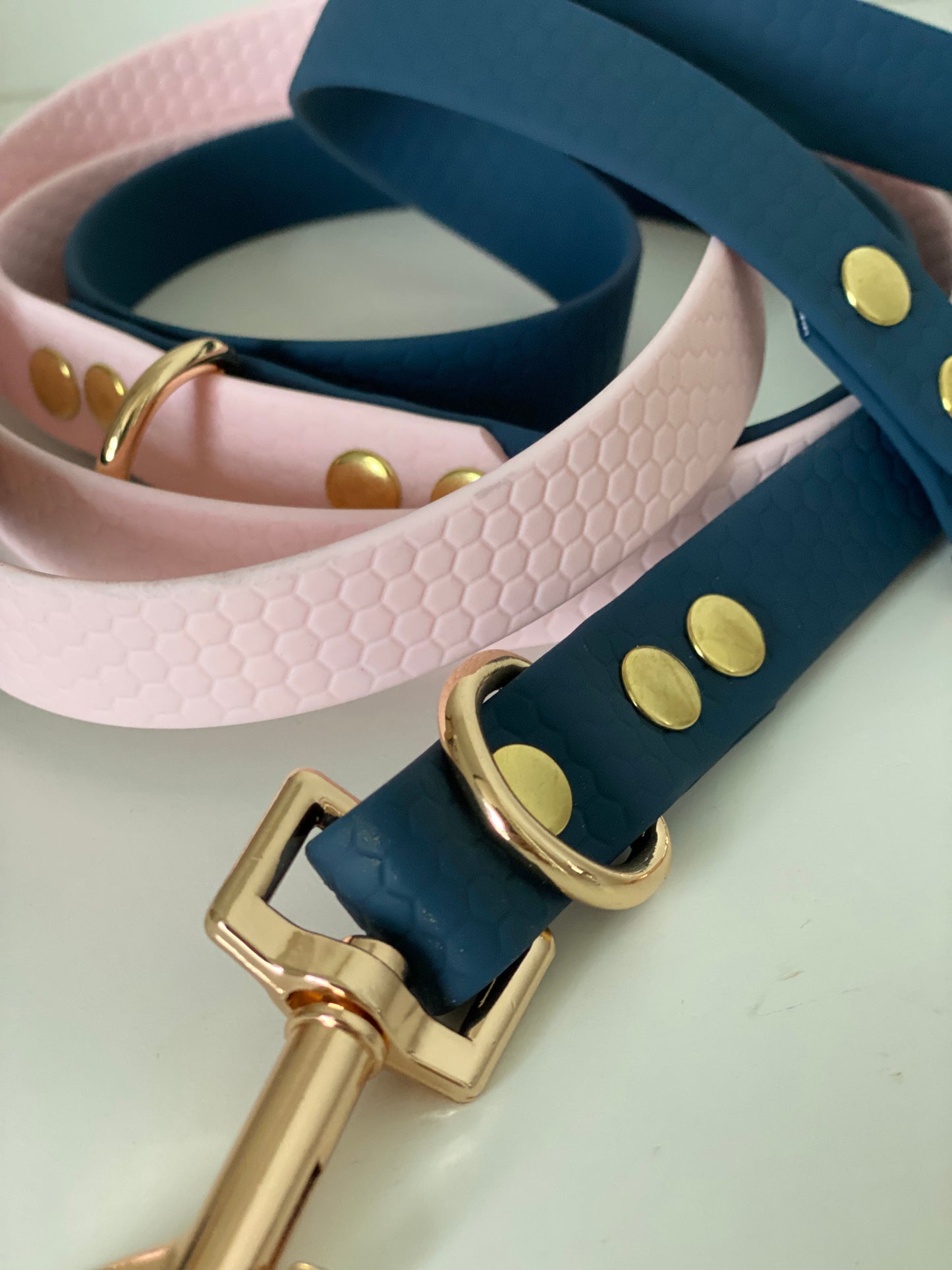 Laisse Mains Libres en Hexa Souple rose pale et bleu marine
