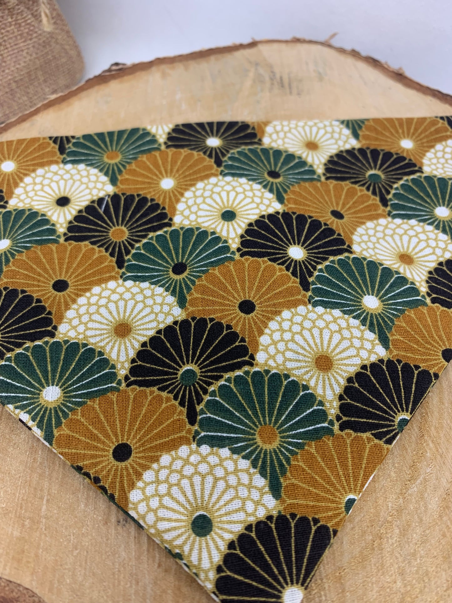 Le Bandana Parfait pour Votre Chien collection éventail vert et moutarde