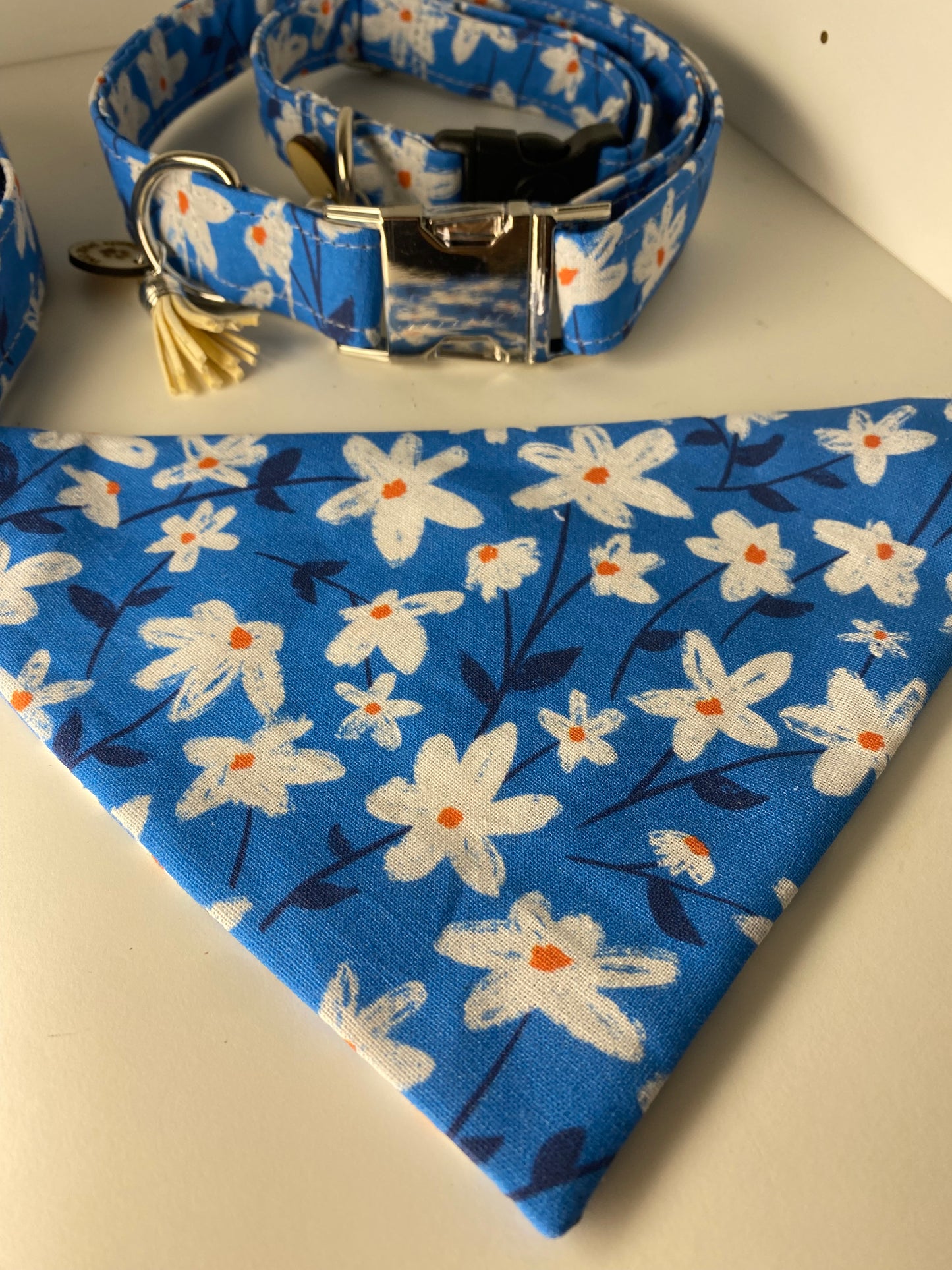 Le Bandana Parfait pour Votre Chien | Style et Confort Réunis | Plusieurs Tailles fleurs peintes