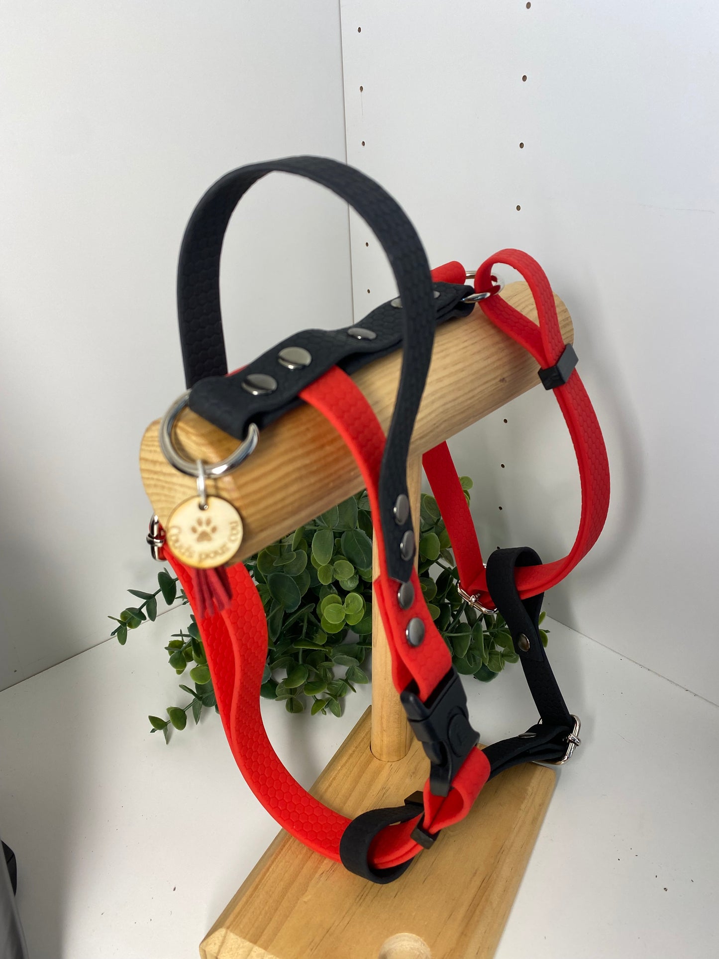 Harnais en H ajustable et imperméable pour chien - noir et rouge