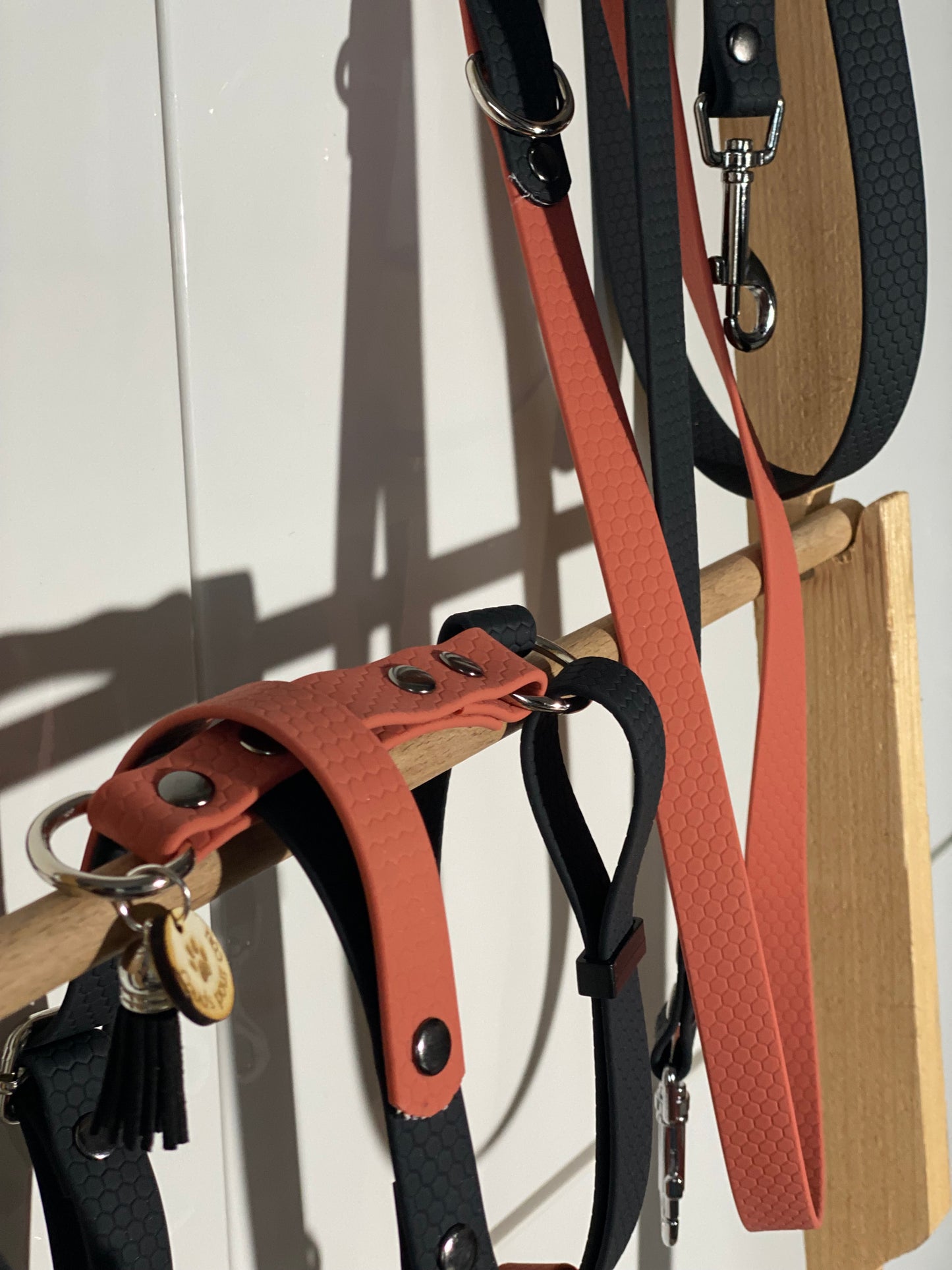 Harnais en H ajustable et imperméable pour chien - noir terracotta