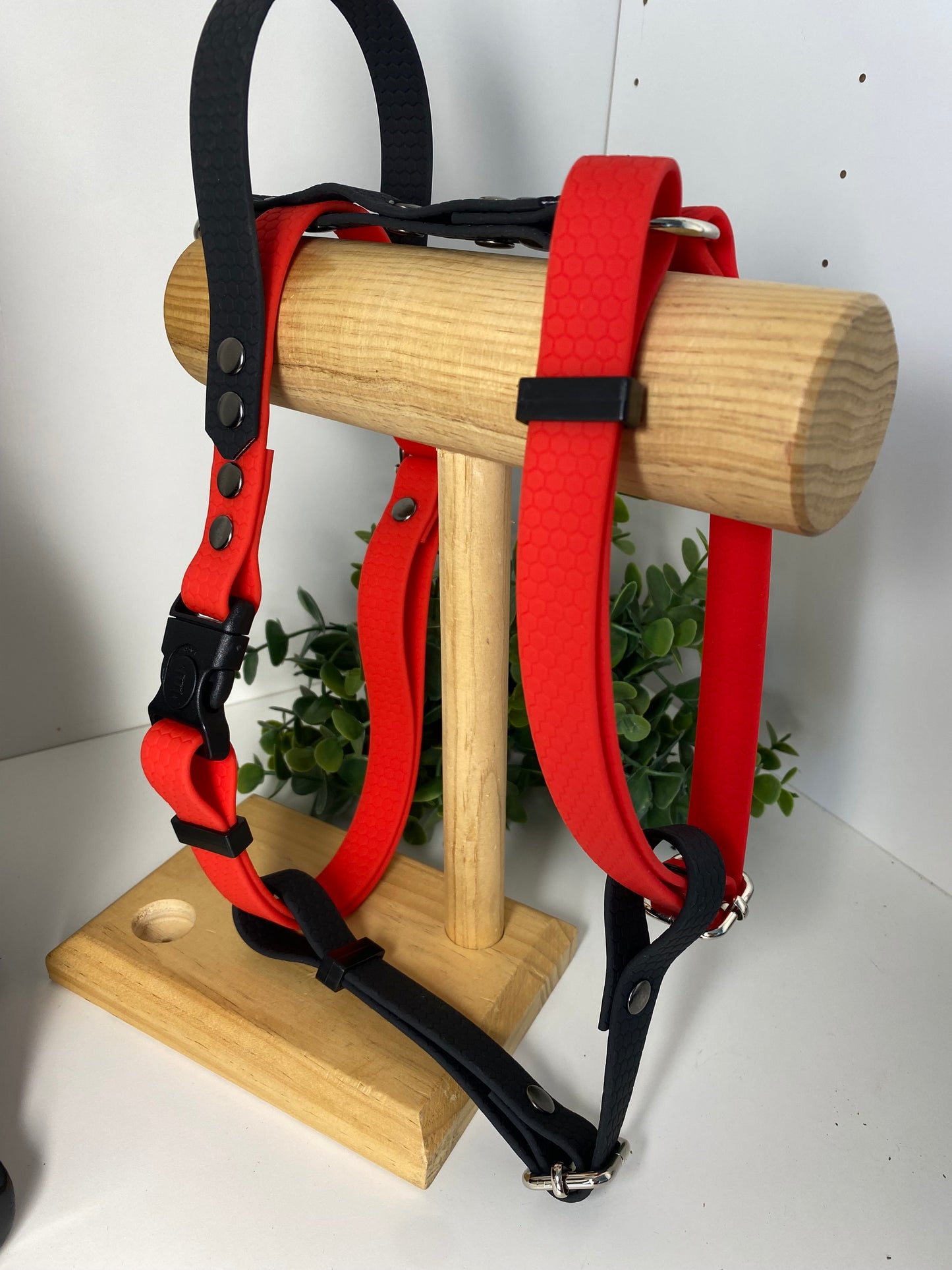 Harnais en H ajustable et imperméable pour chien - noir et rouge