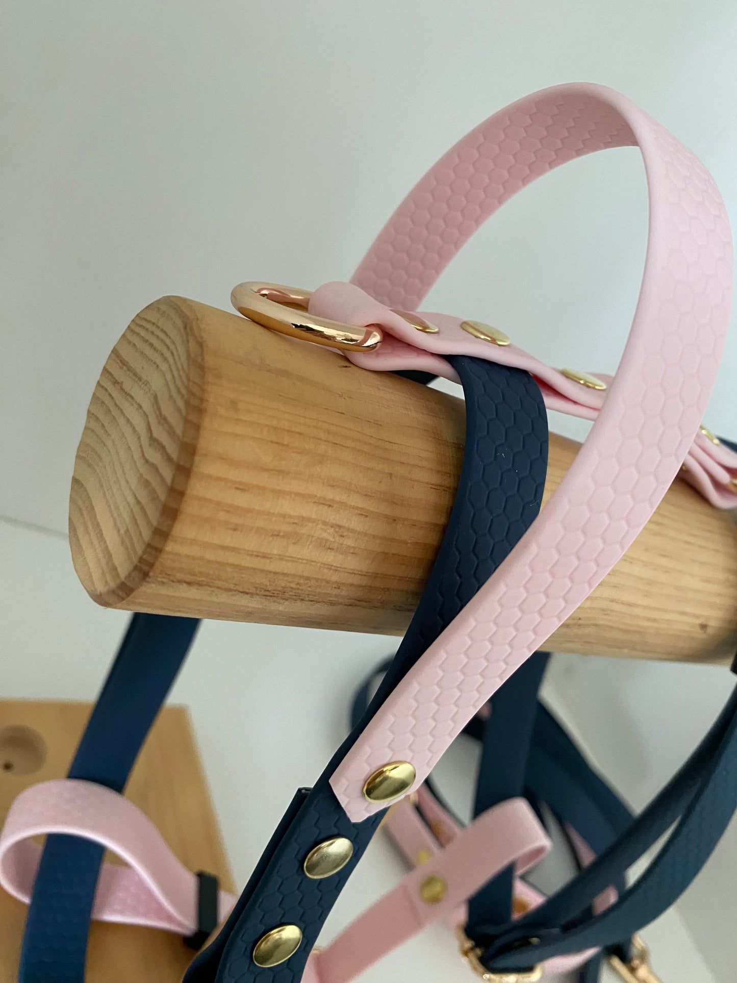 Harnais en H ajustable et imperméable pour chien - rose et marine