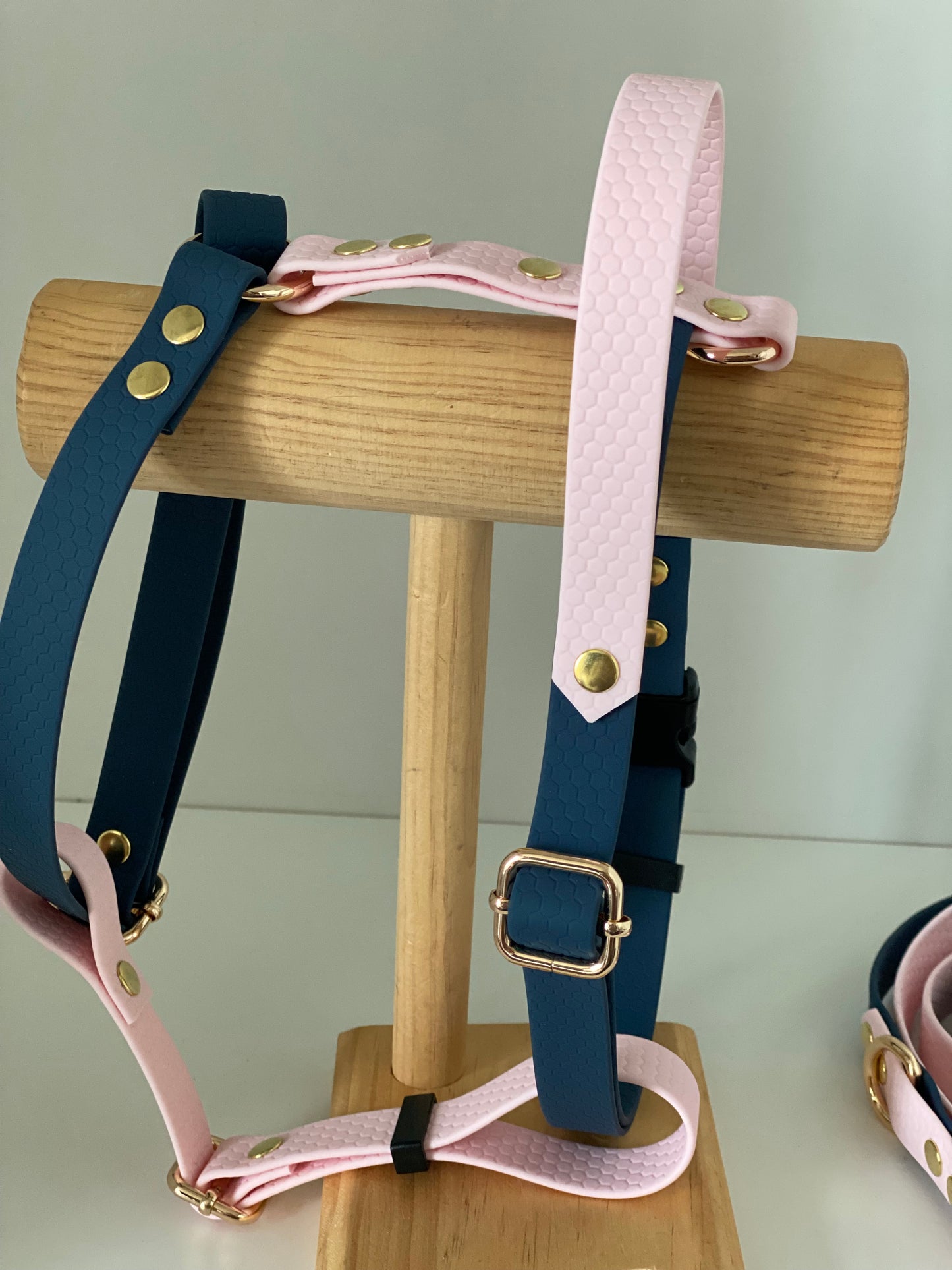 Harnais en H ajustable et imperméable pour chien - rose et marine