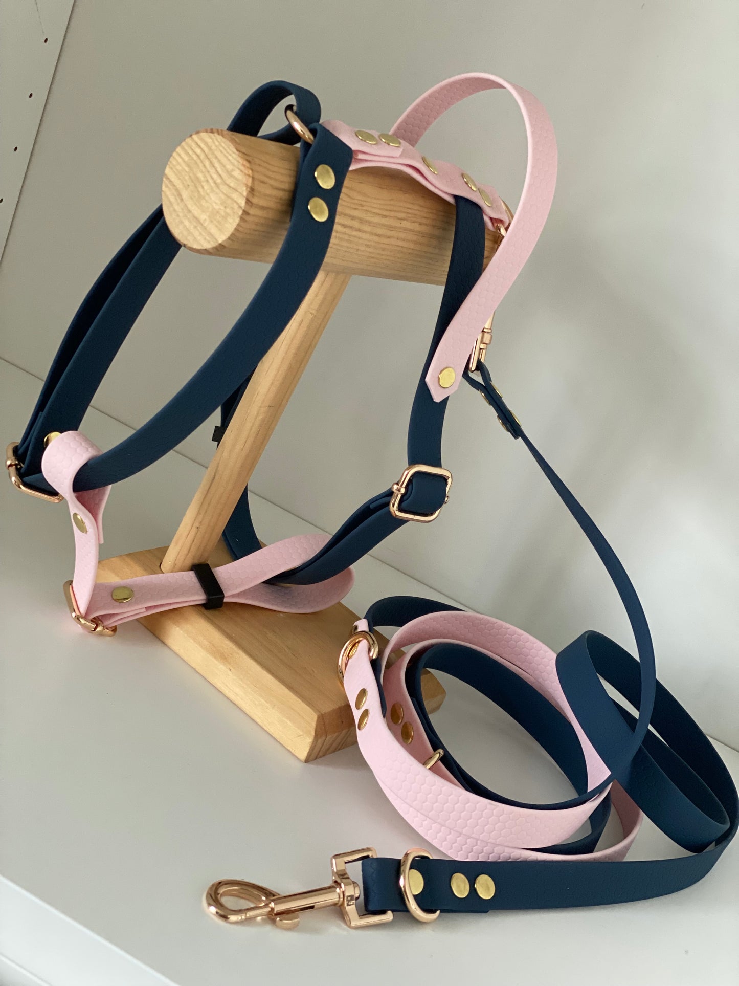 Laisse Mains Libres en Hexa Souple rose pale et bleu marine