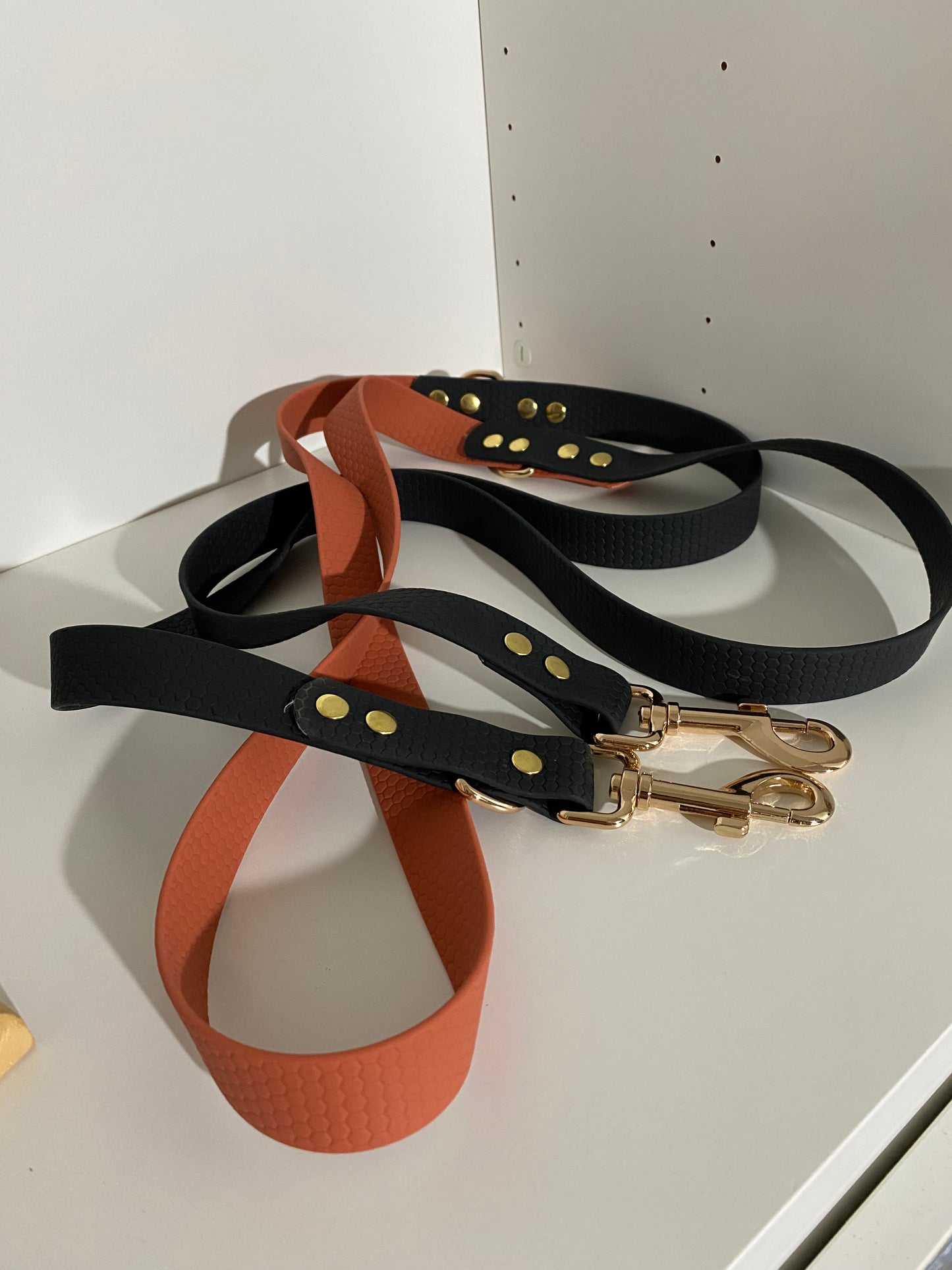 Laisse Mains Libres en Hexa Souple Noir et Terracotta