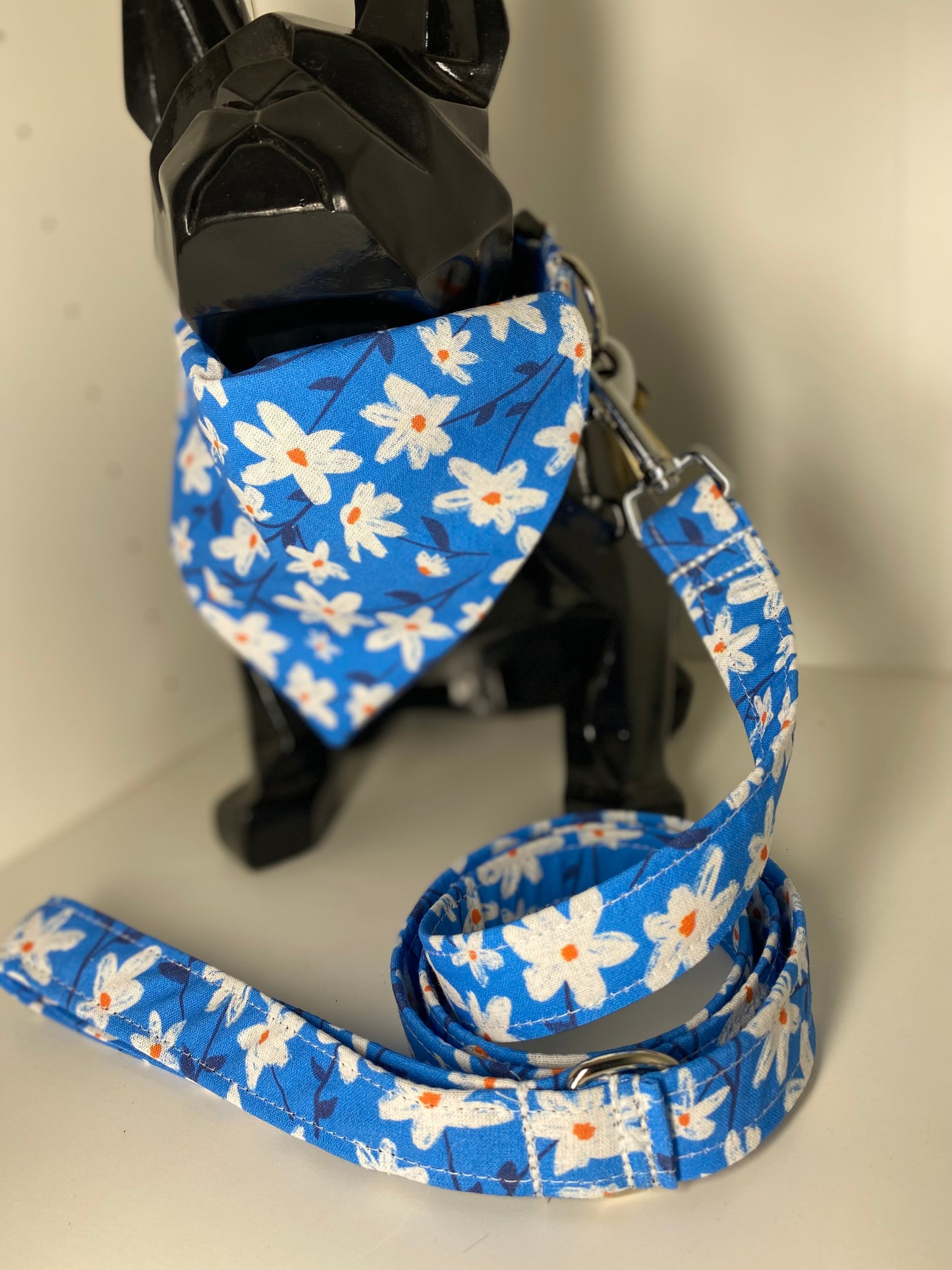 Le Bandana Parfait pour Votre Chien | Style et Confort Réunis | Plusieurs Tailles fleurs peintes