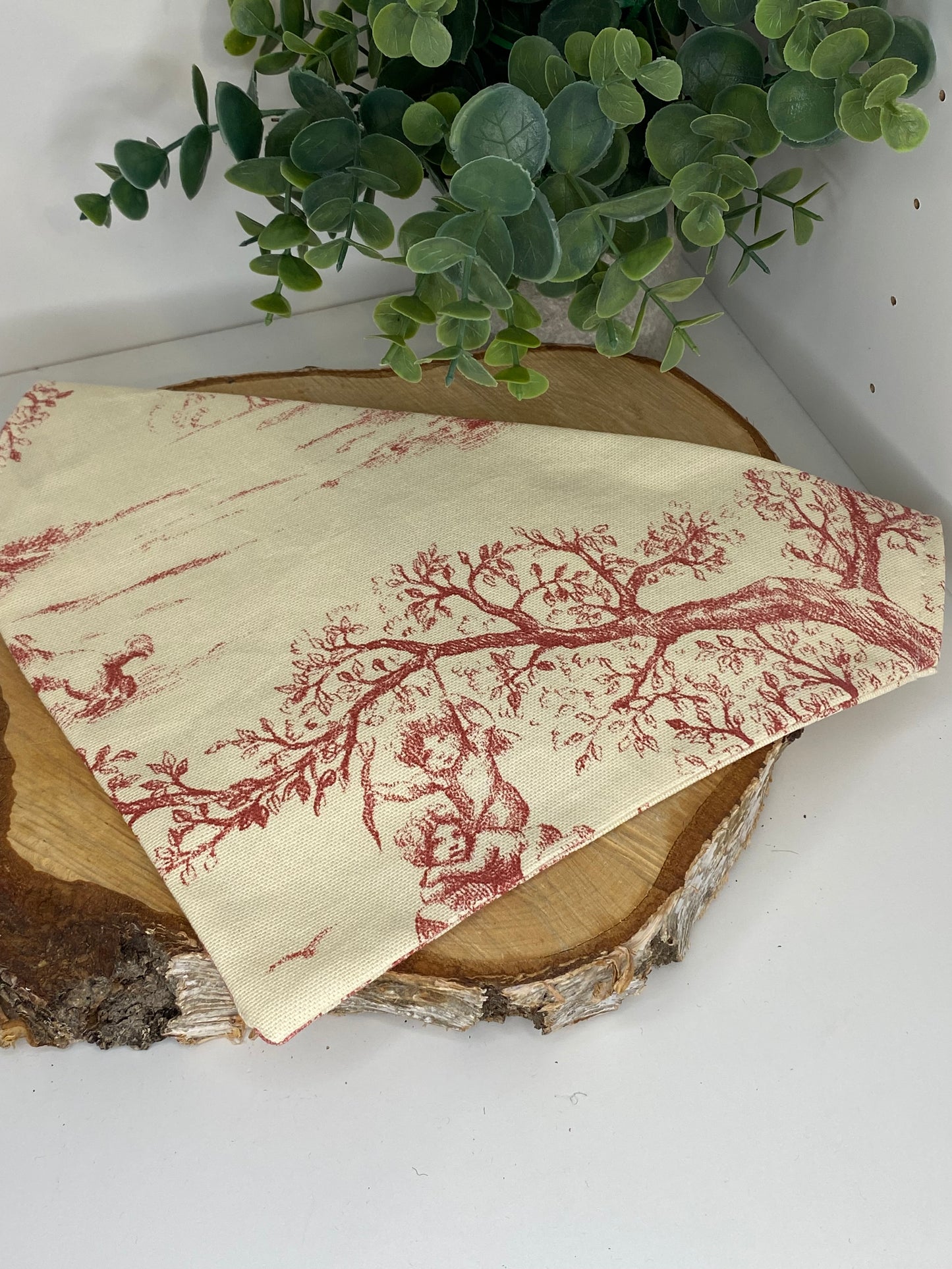 Bandana pour chien en tissu – toile de jouy rouge galanterie