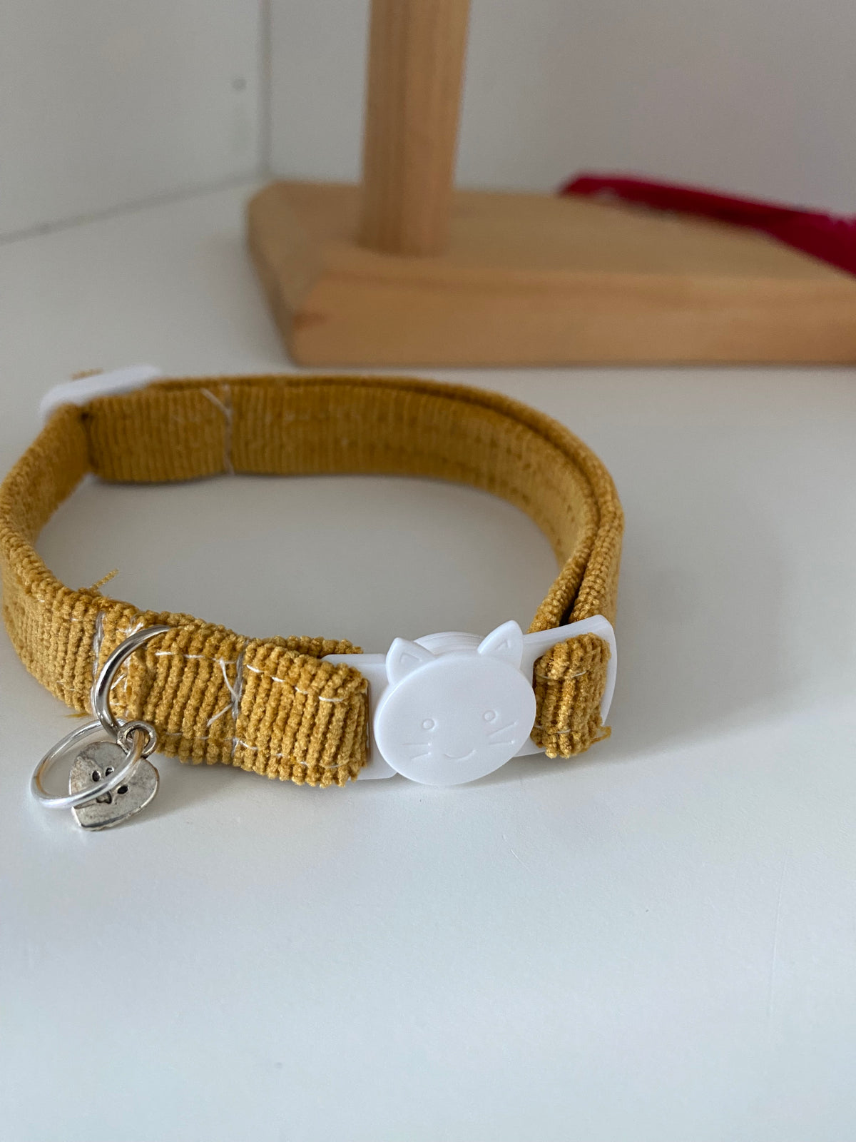 Collier chat anti étranglement velours moutarde