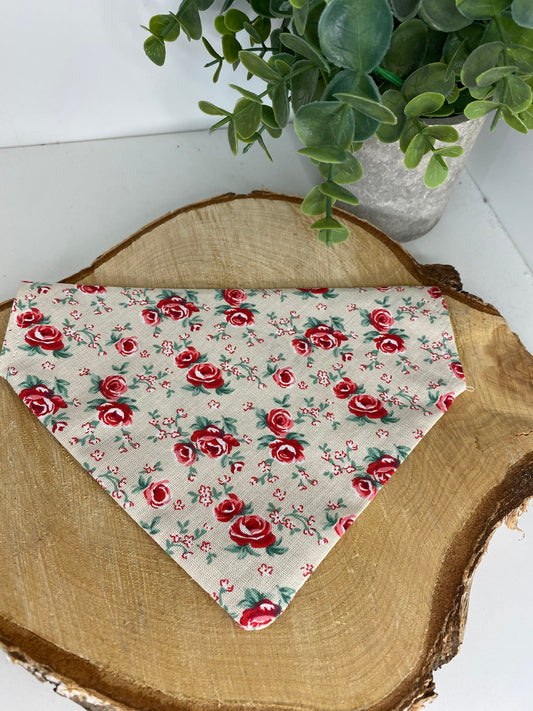 Bandana fleurs avec des roses rouge