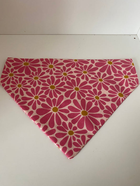 Le Bandana Parfait pour Votre Chien rose a fleurs