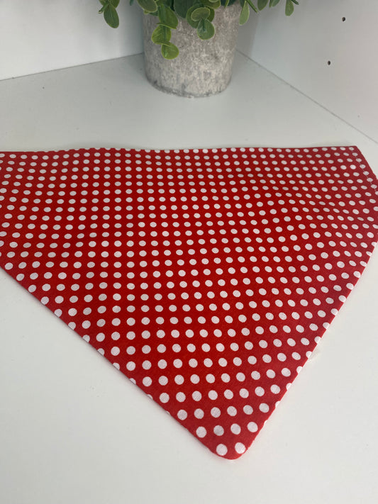 Le Bandana Parfait pour Votre Chien collection pois blanc sur rouge