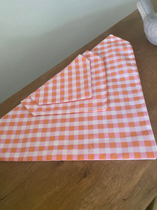 Le Bandana Parfait pour Votre Chien carreaux orange et rose