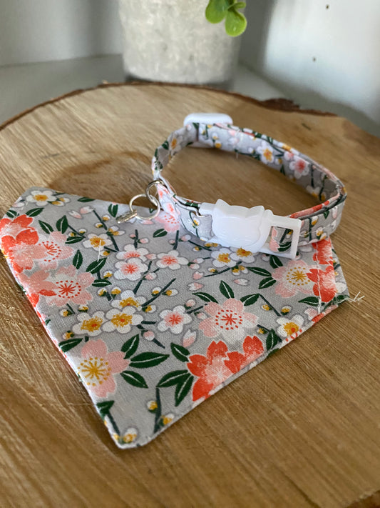 Collier Anti Etranglement Fait Main avec Bandana Assorti - gris et fleurs orange