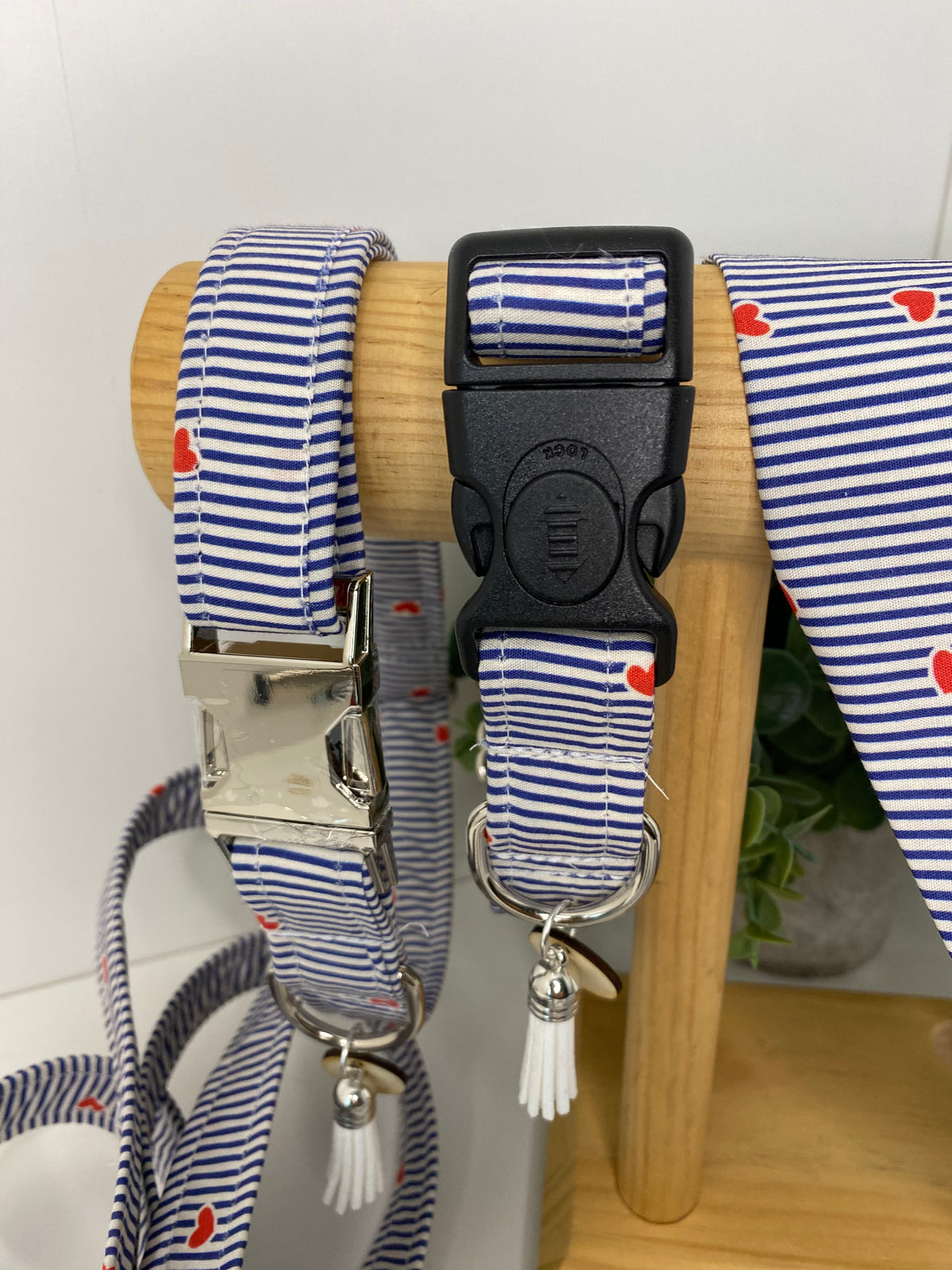 Collier pour chien en tissu – rayures cœurs