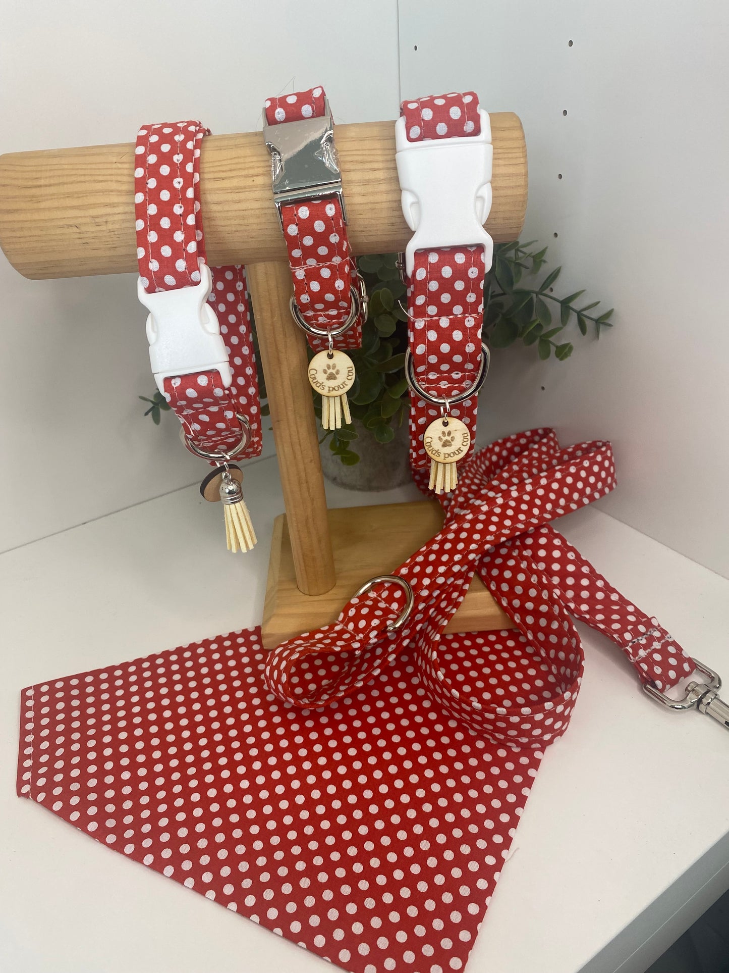 Collier pour chien en tissu “pois blanc  sur rouge » - Réglable & personnalisable