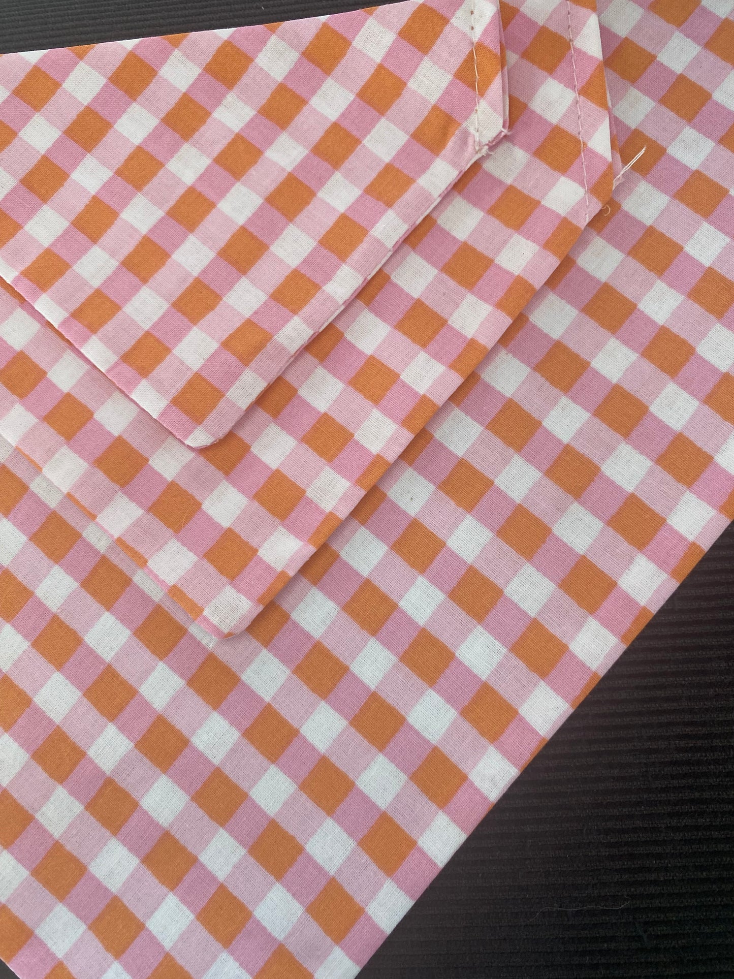 Le Bandana Parfait pour Votre Chien carreaux orange et rose